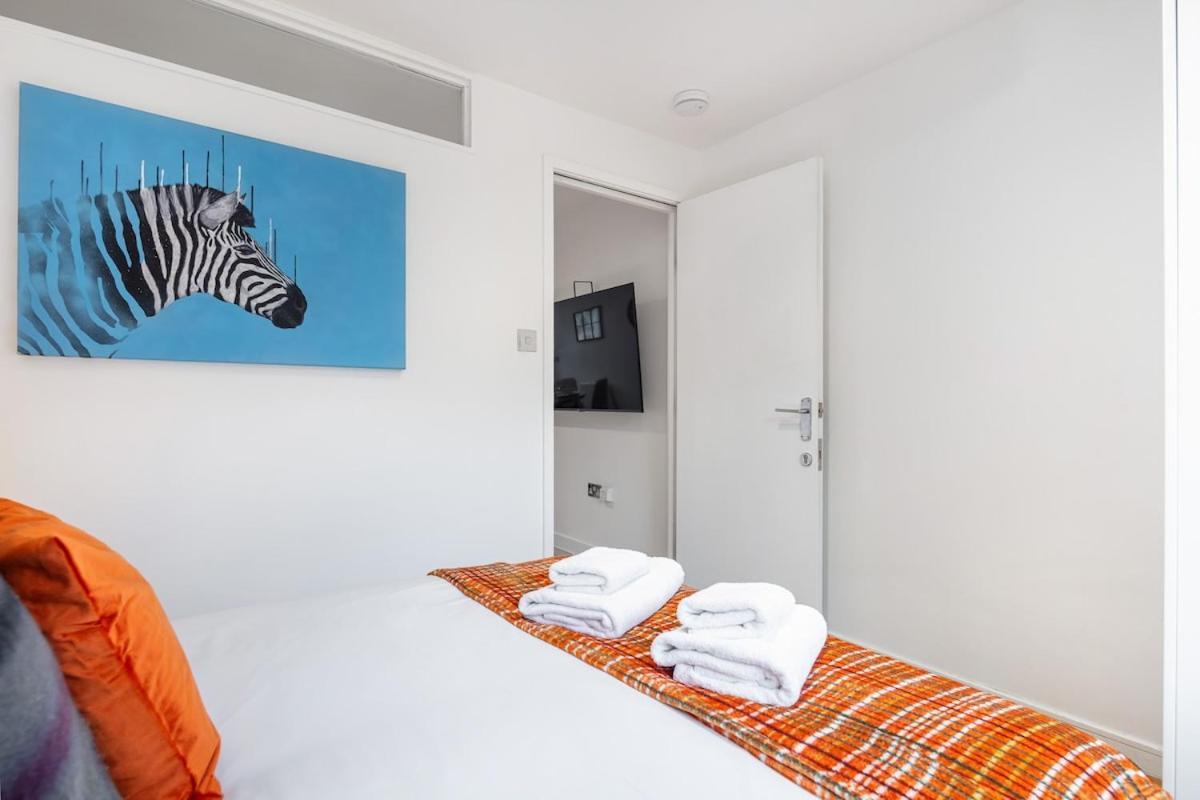 Modern Two Bed With Free Gated Parking Space * London