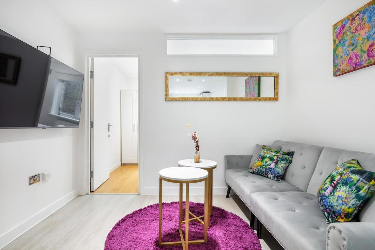 Modern Two Bed With Free Gated Parking Space Apartment