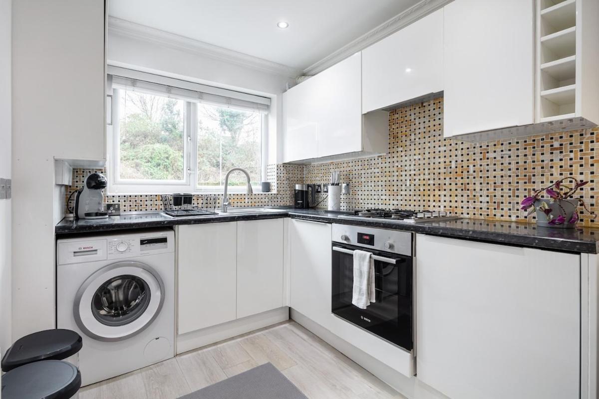 Modern Two Bed With Free Gated Parking Space * London