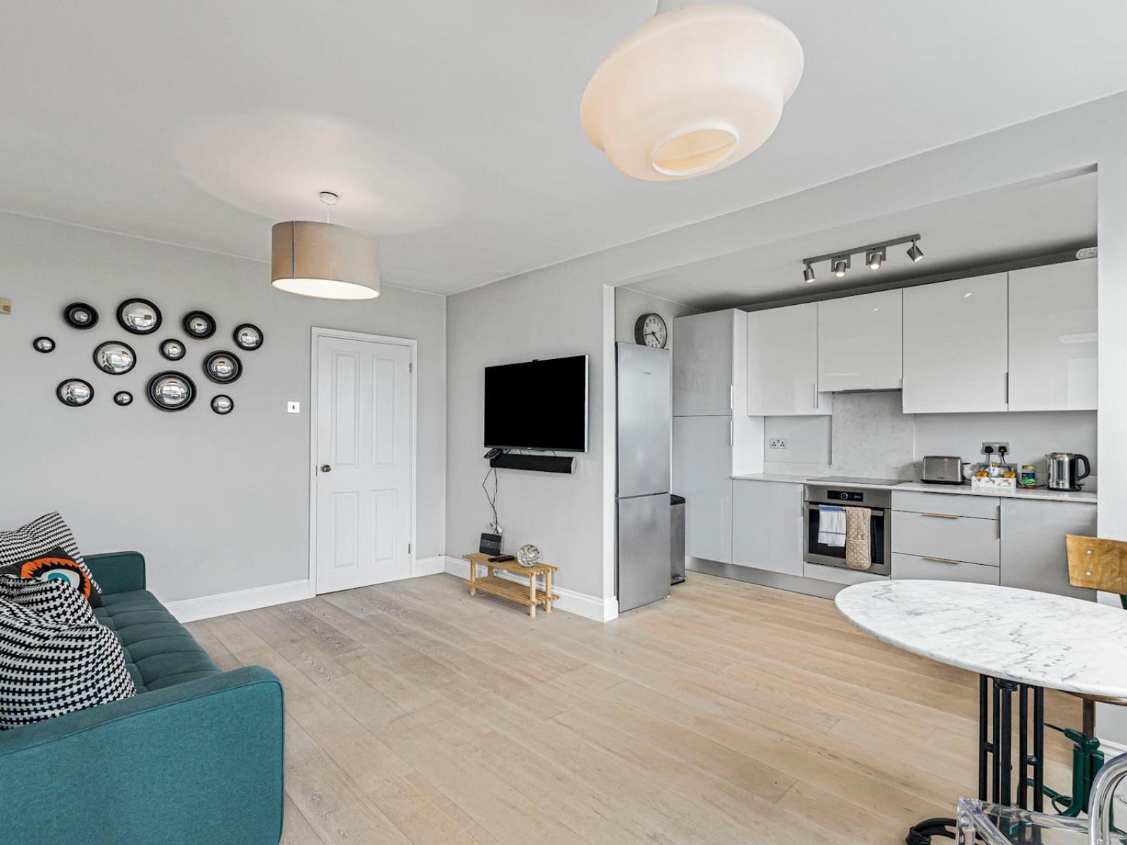 Pass The Keys Modern In Goldhawk West Londen