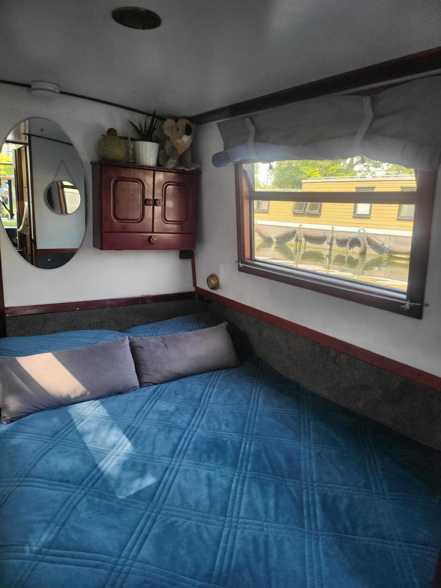 Comfy Canal Boat In Little Venice By Paddington Botel