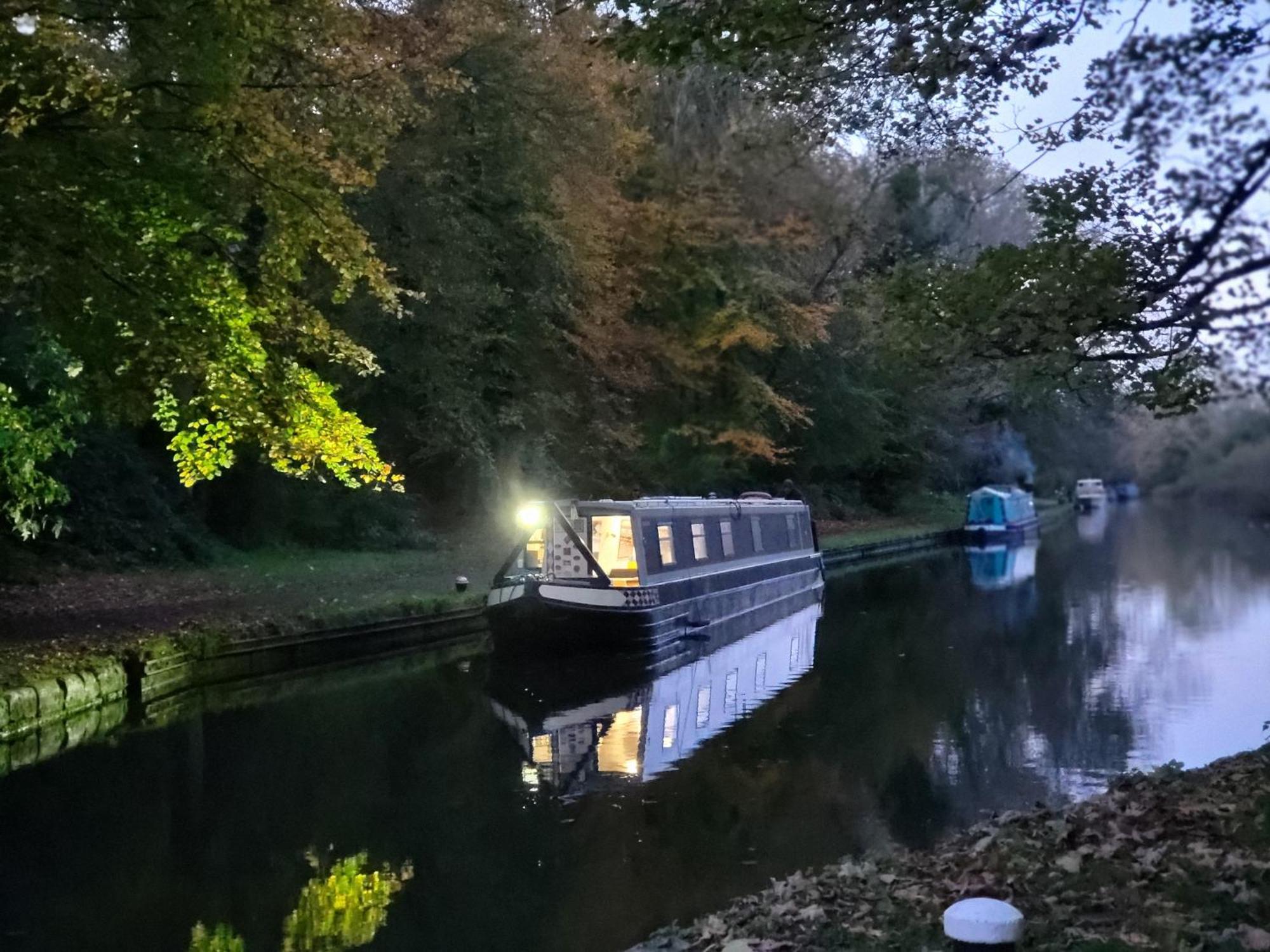 Botel Comfy Canal Boat In Little Venice By Paddington London