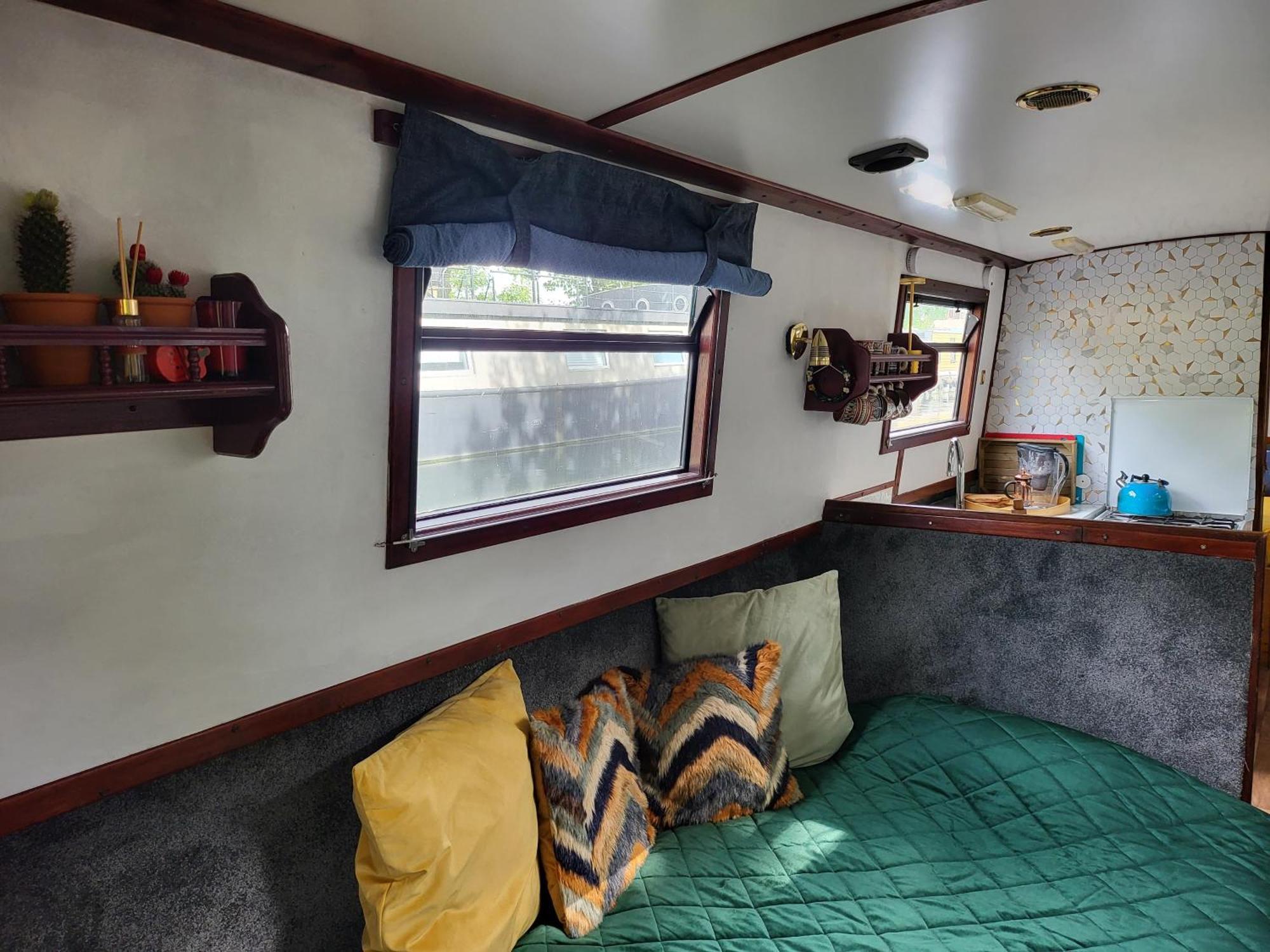 Comfy Canal Boat In Little Venice By Paddington Botel London