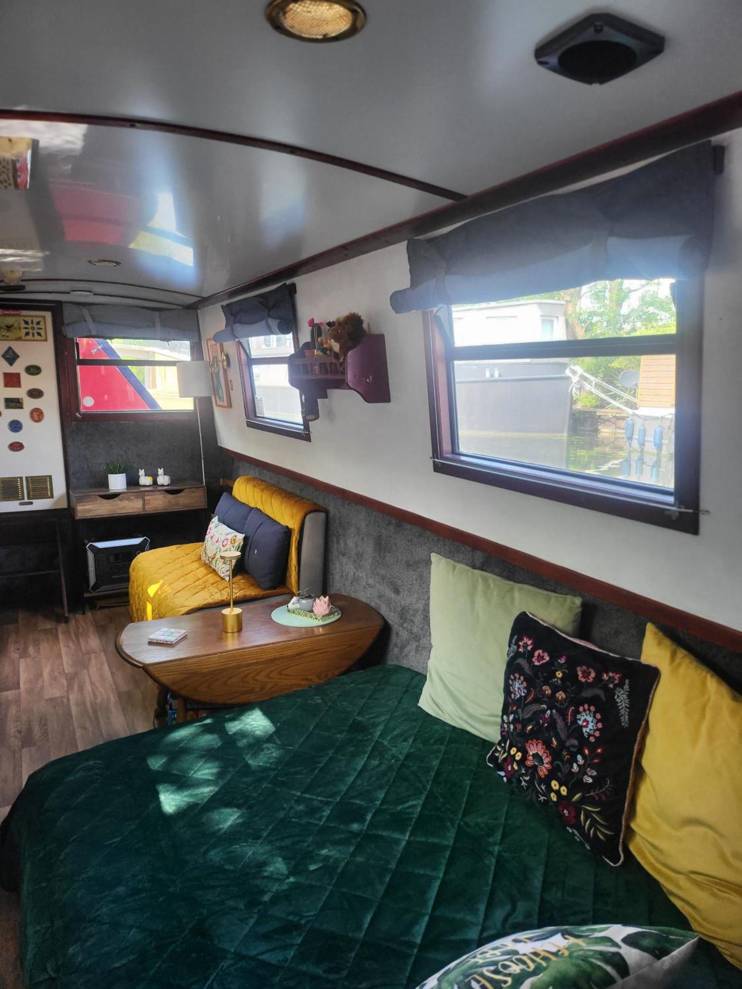 Comfy Canal Boat In Little Venice By Paddington London