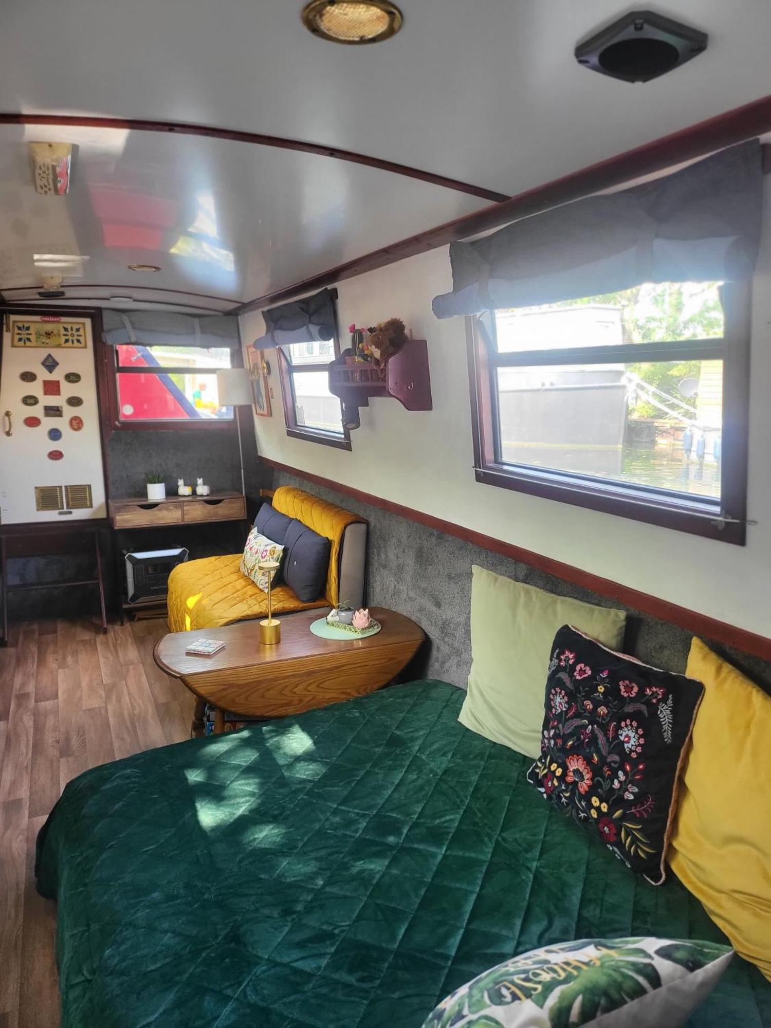 Comfy Canal Boat In Little Venice By Paddington London