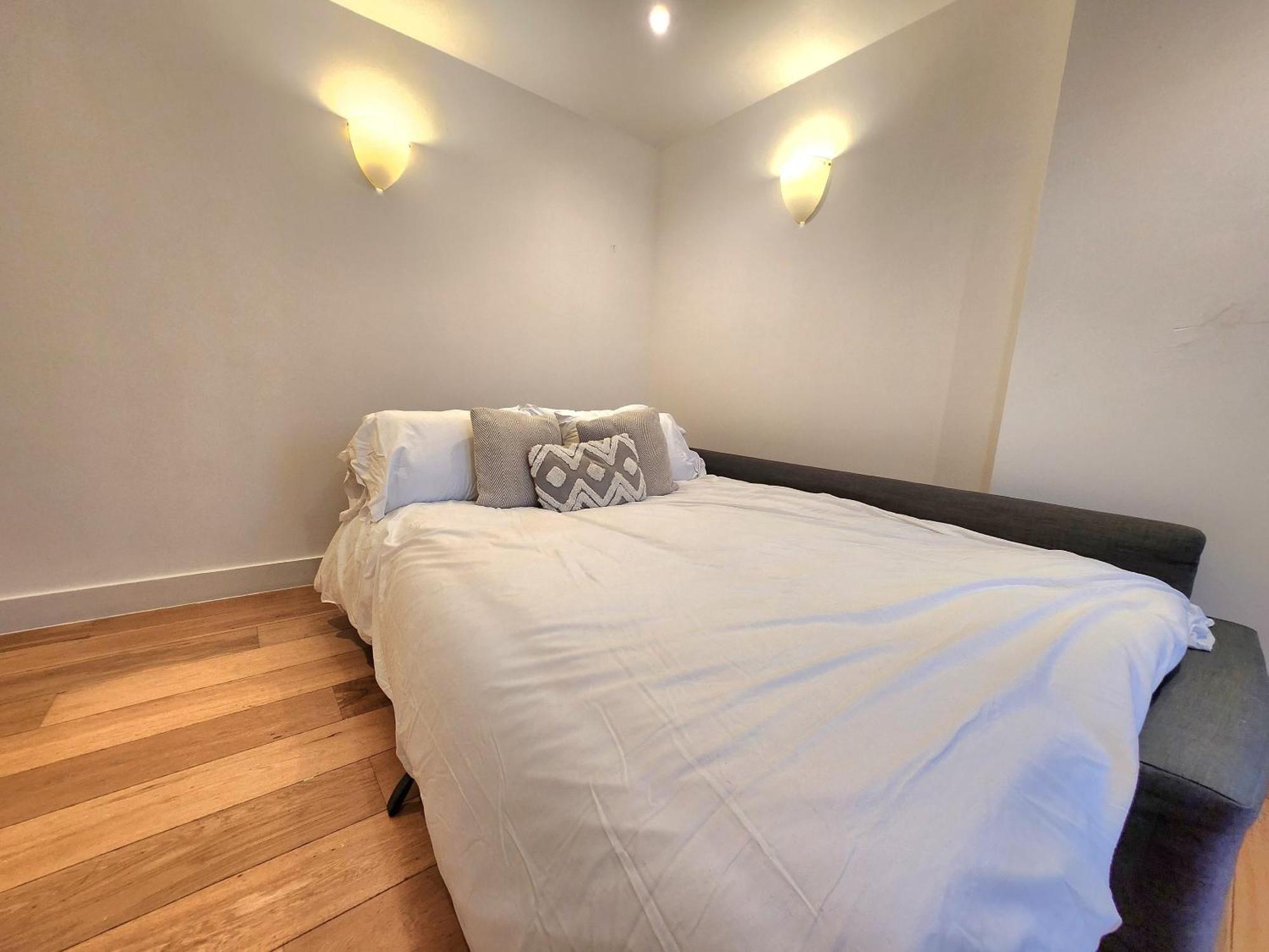 Comfortable 2br Flat - 1 Min To Tube, Sleeps 6 Apartment *