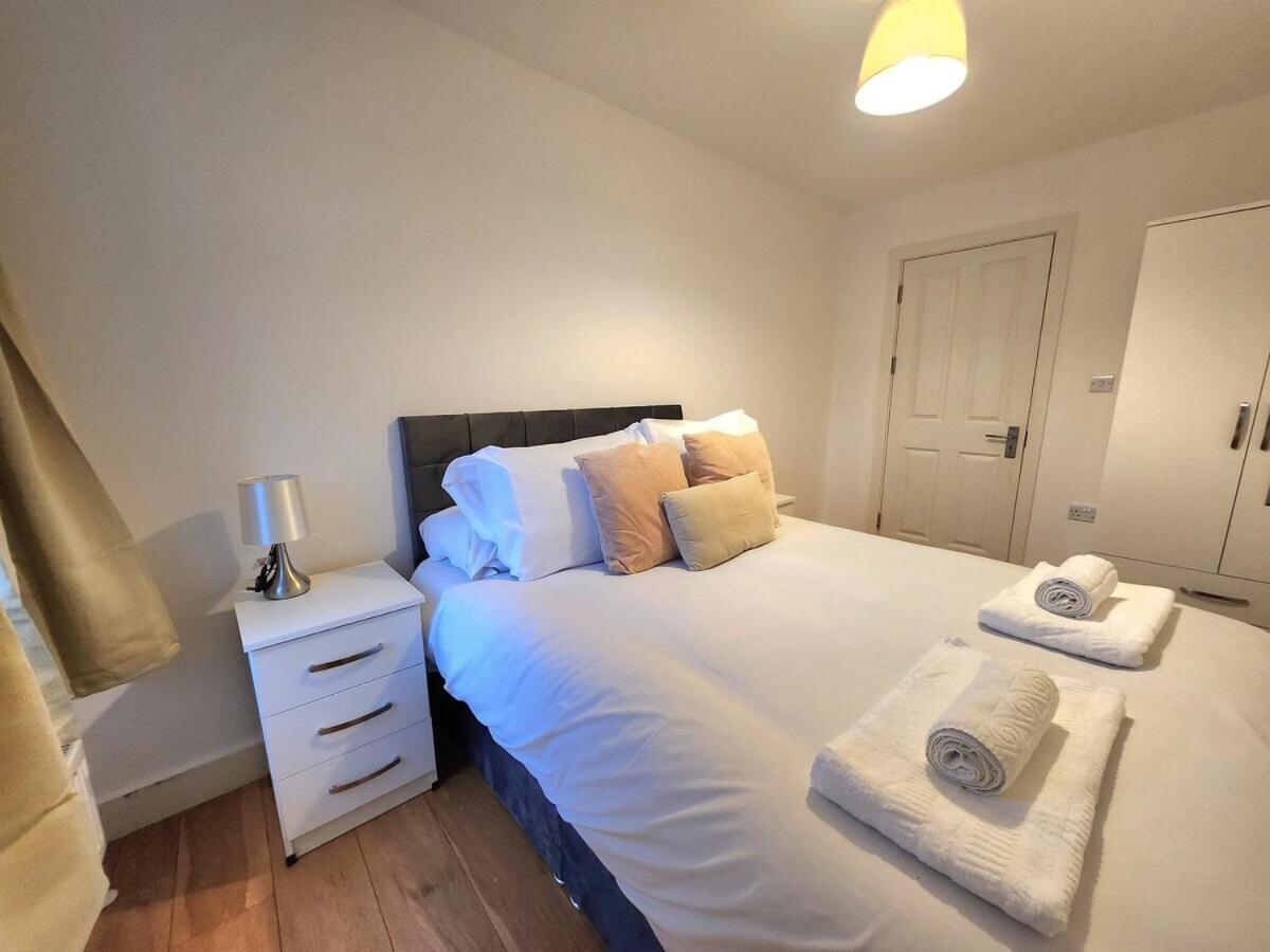 Comfortable 2br Flat - 1 Min To Tube, Sleeps 6 Apartment