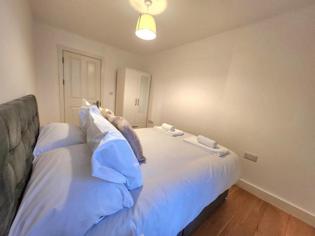 Apartment Comfortable 2br Flat - 1 Min To Tube, Sleeps 6 *