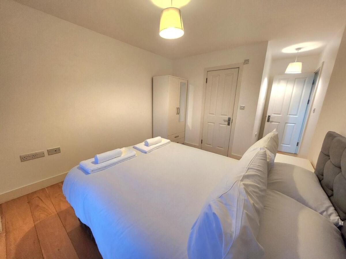 Comfortable 2br Flat - 1 Min To Tube, Sleeps 6 Apartment