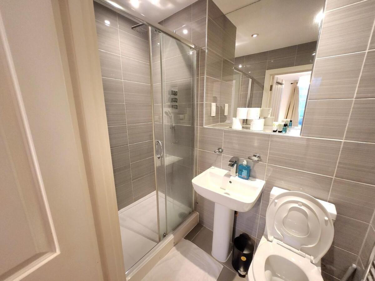 Comfortable 2br Flat - 1 Min To Tube, Sleeps 6 Apartment *