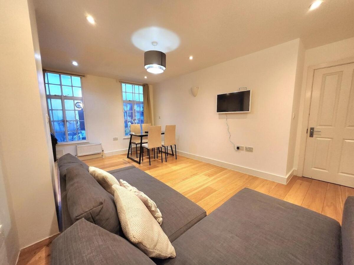 Comfortable 2br Flat - 1 Min To Tube, Sleeps 6 Apartment
