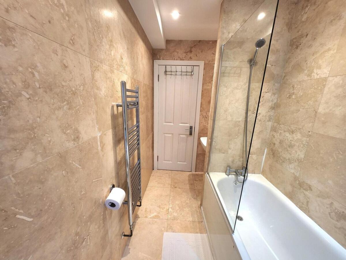Apartment Comfortable 2br Flat - 1 Min To Tube, Sleeps 6