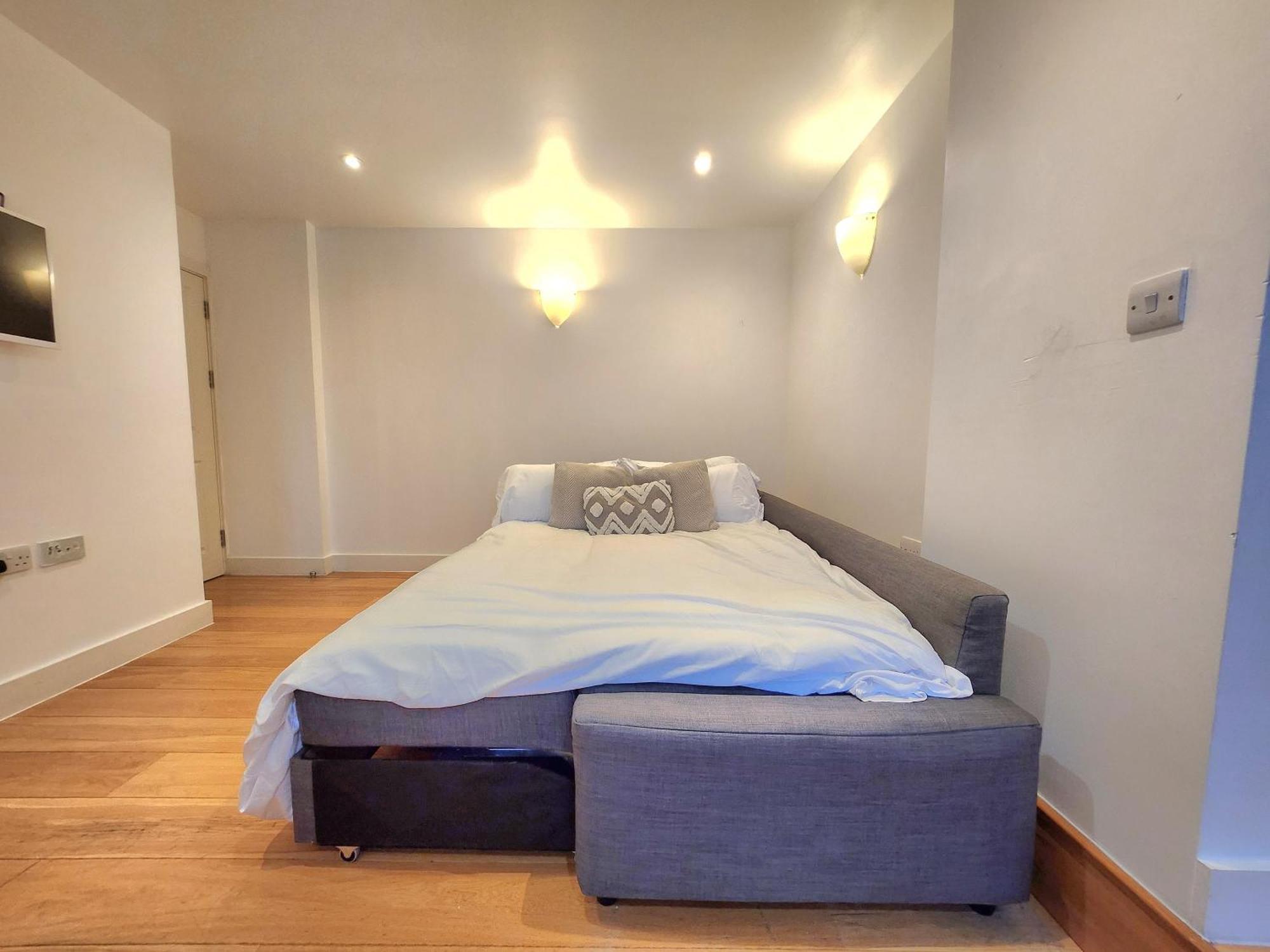 Apartment Comfortable 2br Flat - 1 Min To Tube, Sleeps 6 *