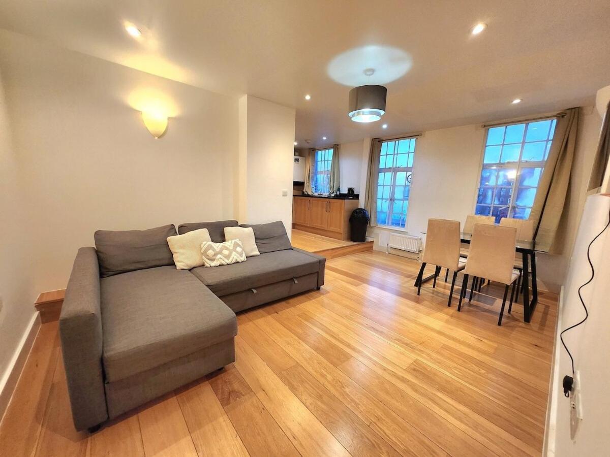 Comfortable 2br Flat - 1 Min To Tube, Sleeps 6 Apartment