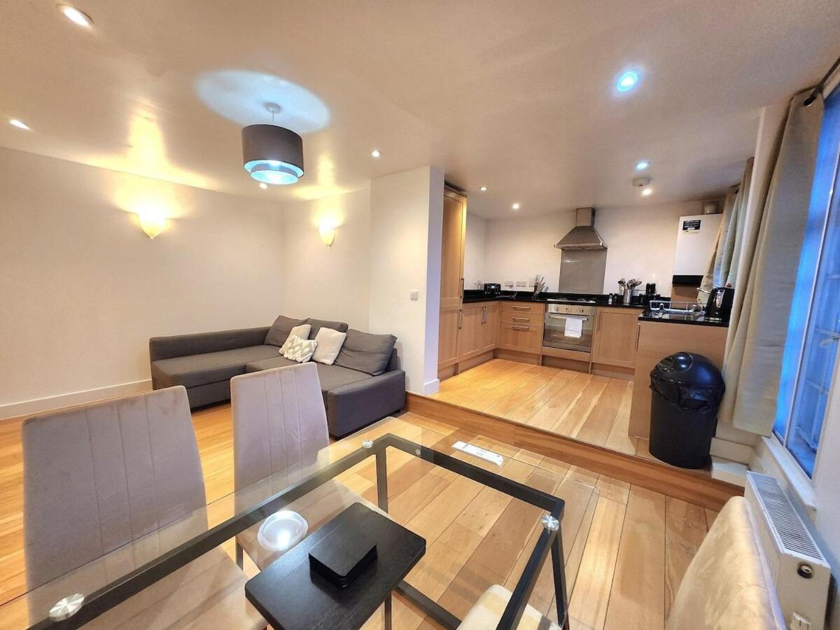 Comfortable 2br Flat - 1 Min To Tube, Sleeps 6 Apartment *