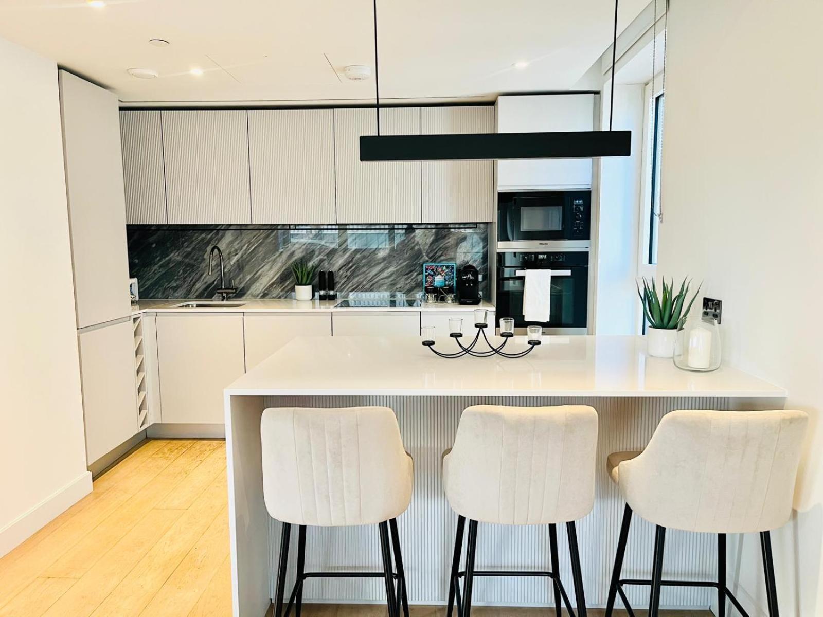 Apartment Chic Westfield Retreat - Two Bedroom Two Bathroom Luxury In White *