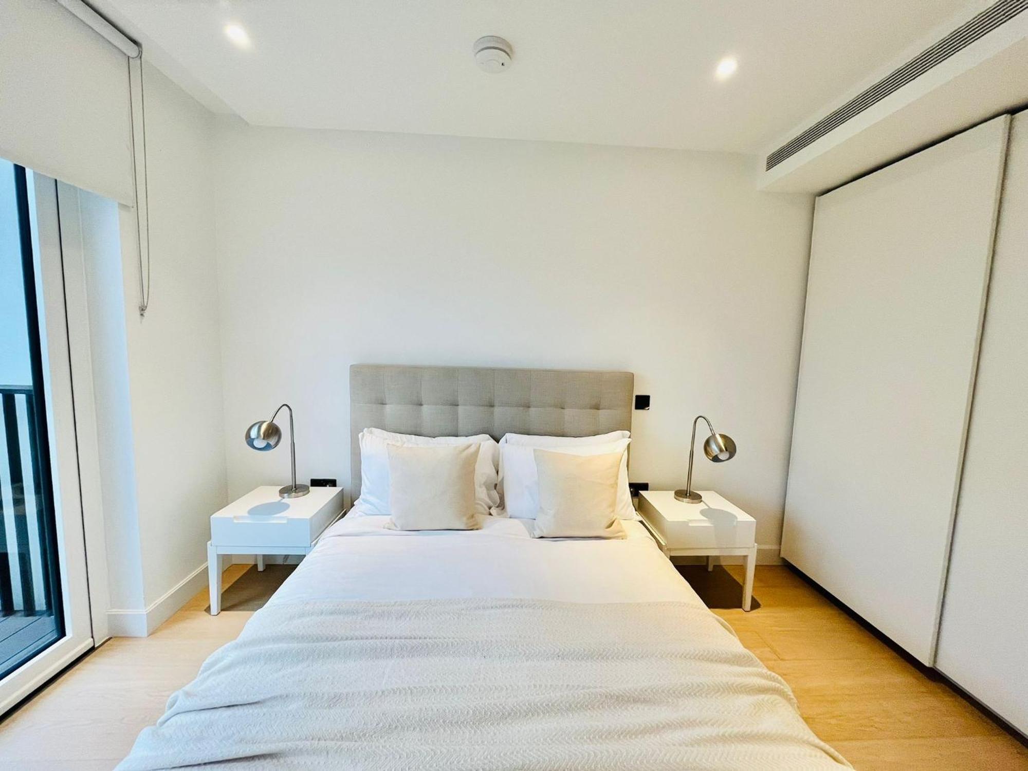 Chic Westfield Retreat - Two Bedroom Two Bathroom Luxury In White London