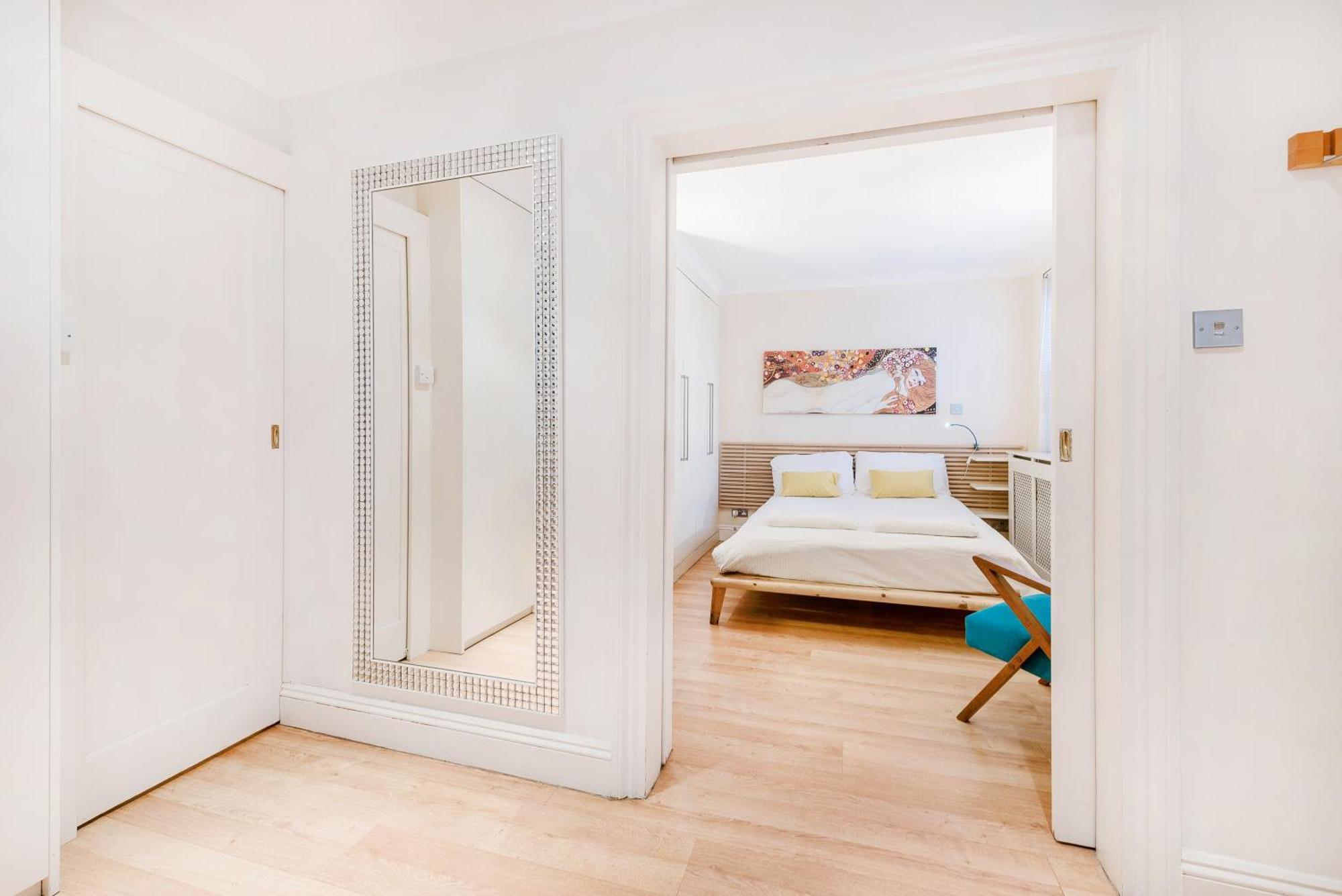 Apartment-sleeps 4-98 Walking Score * Londen