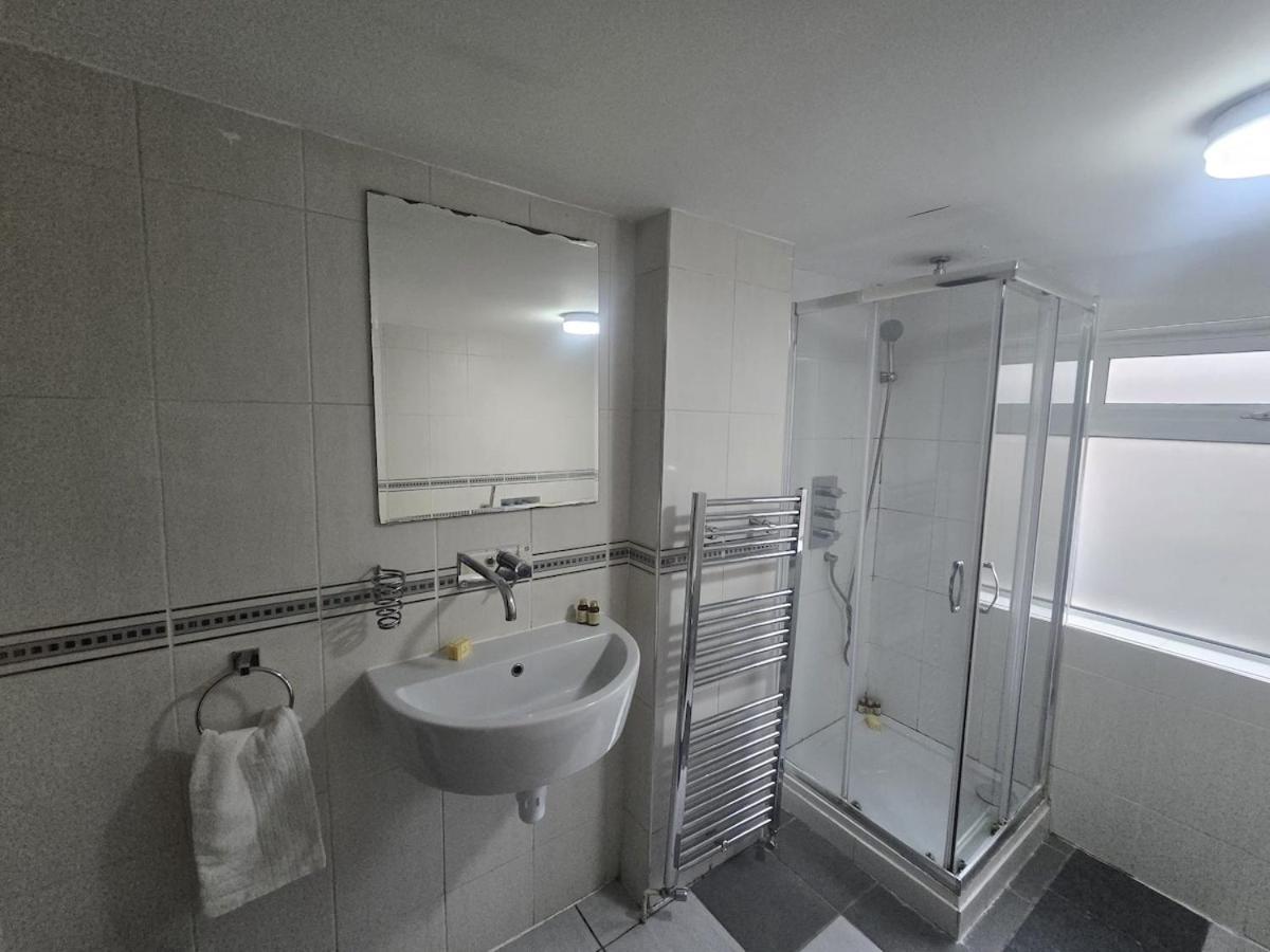 Brixton 5 Bedroom Wonder Holiday home *