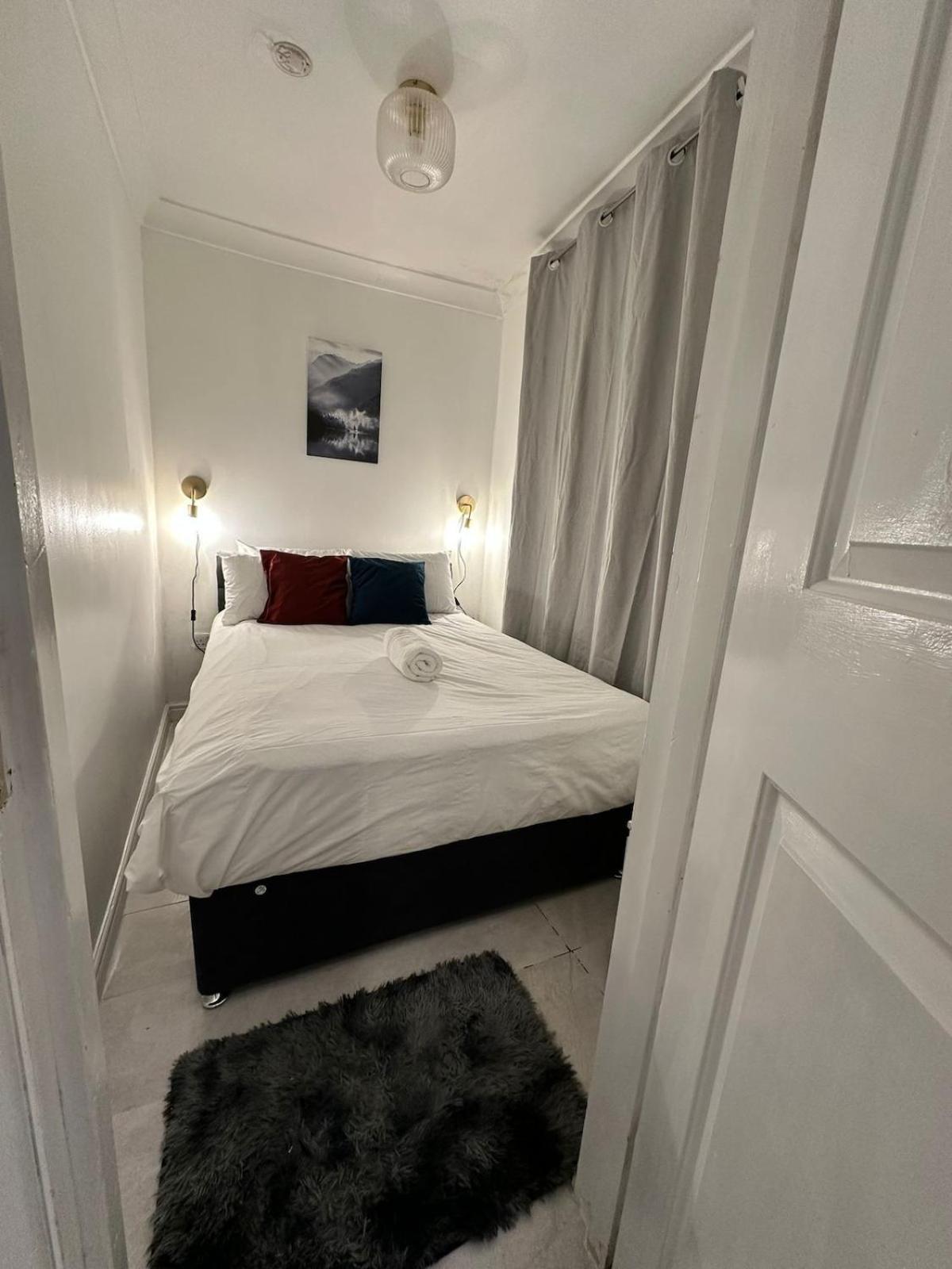 One Bedroom Flat Bell Street * London