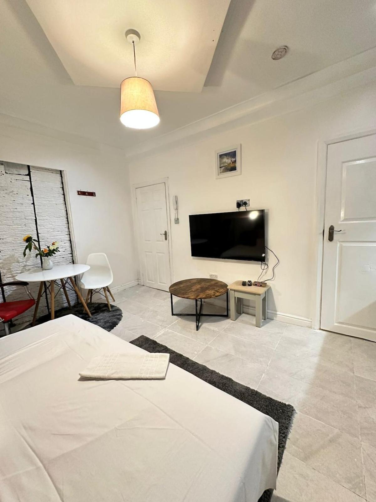 One Bedroom Flat Bell Street * London