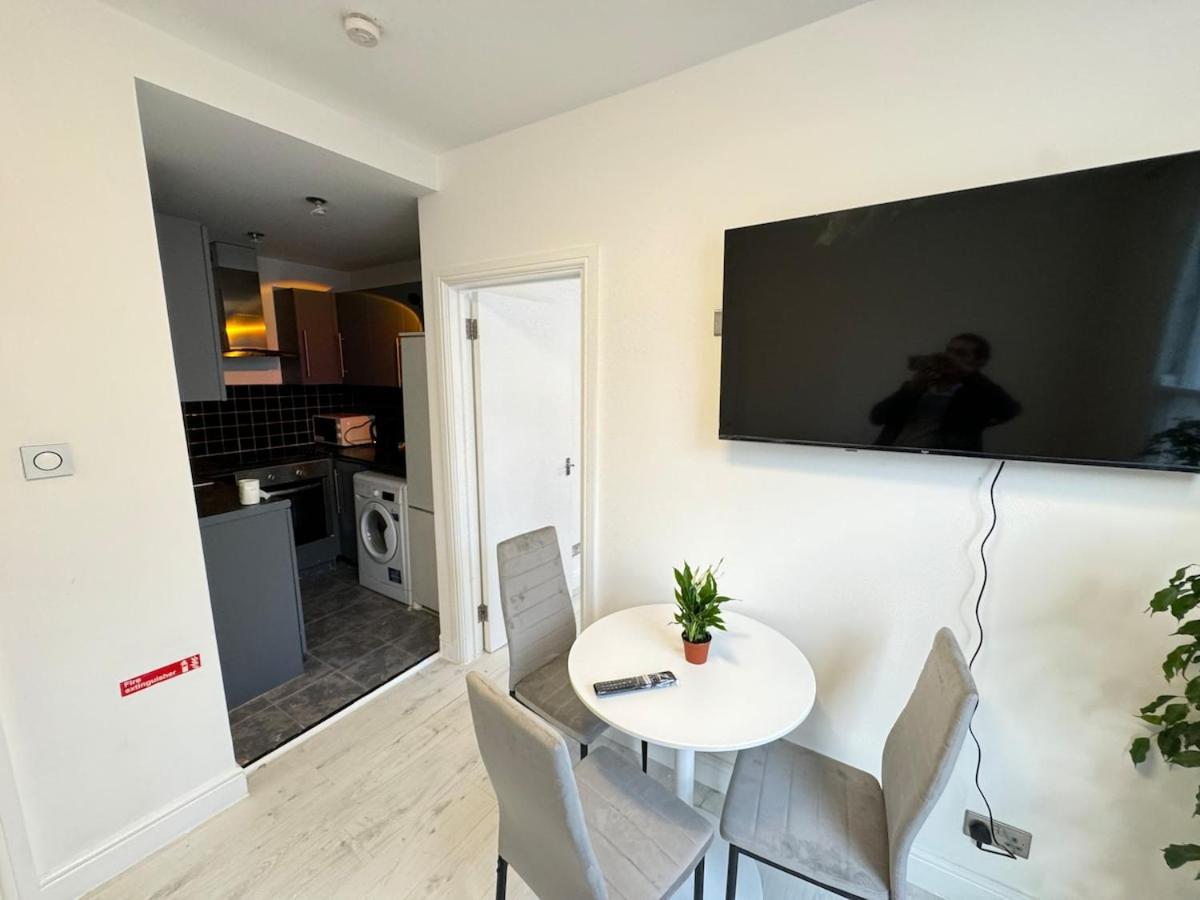 One Bedroom Flat Victoria * London