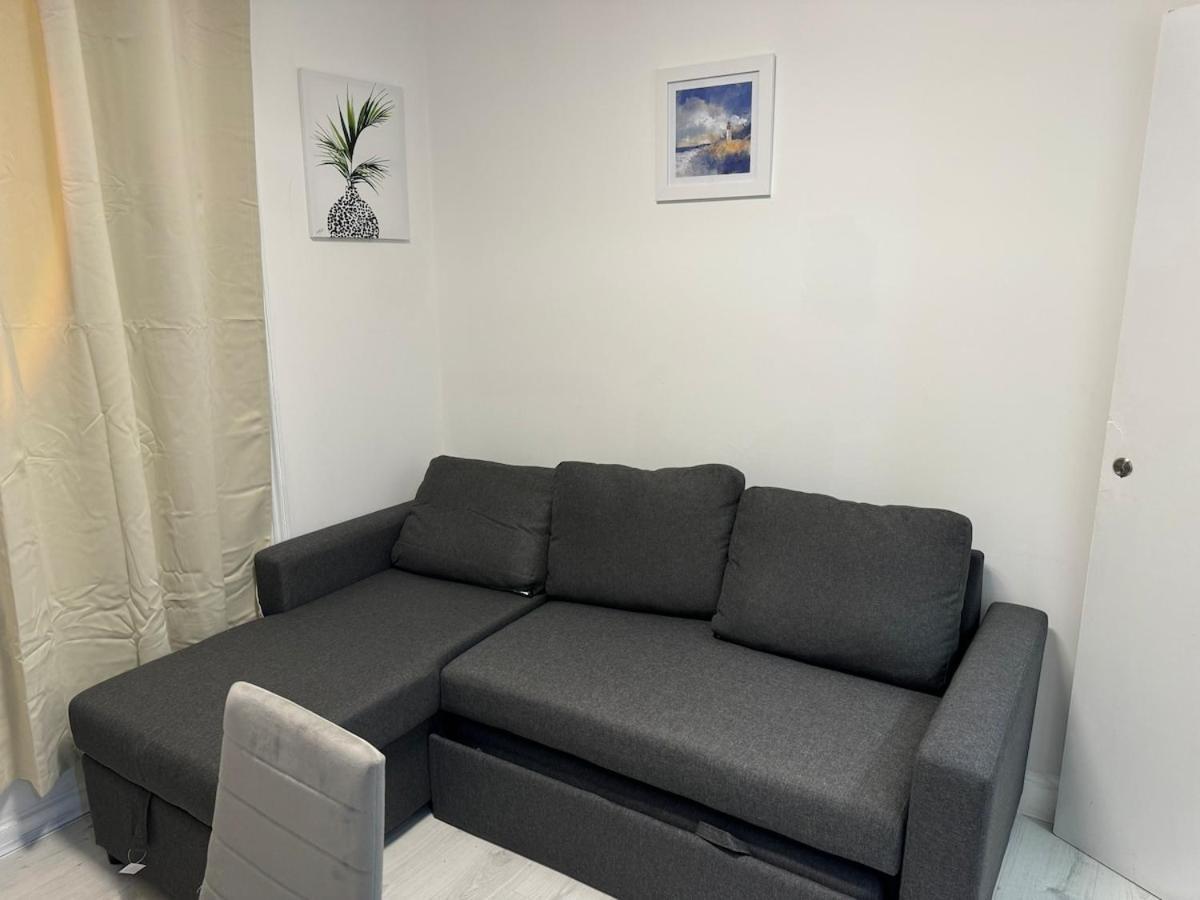 One Bedroom Flat Victoria * London