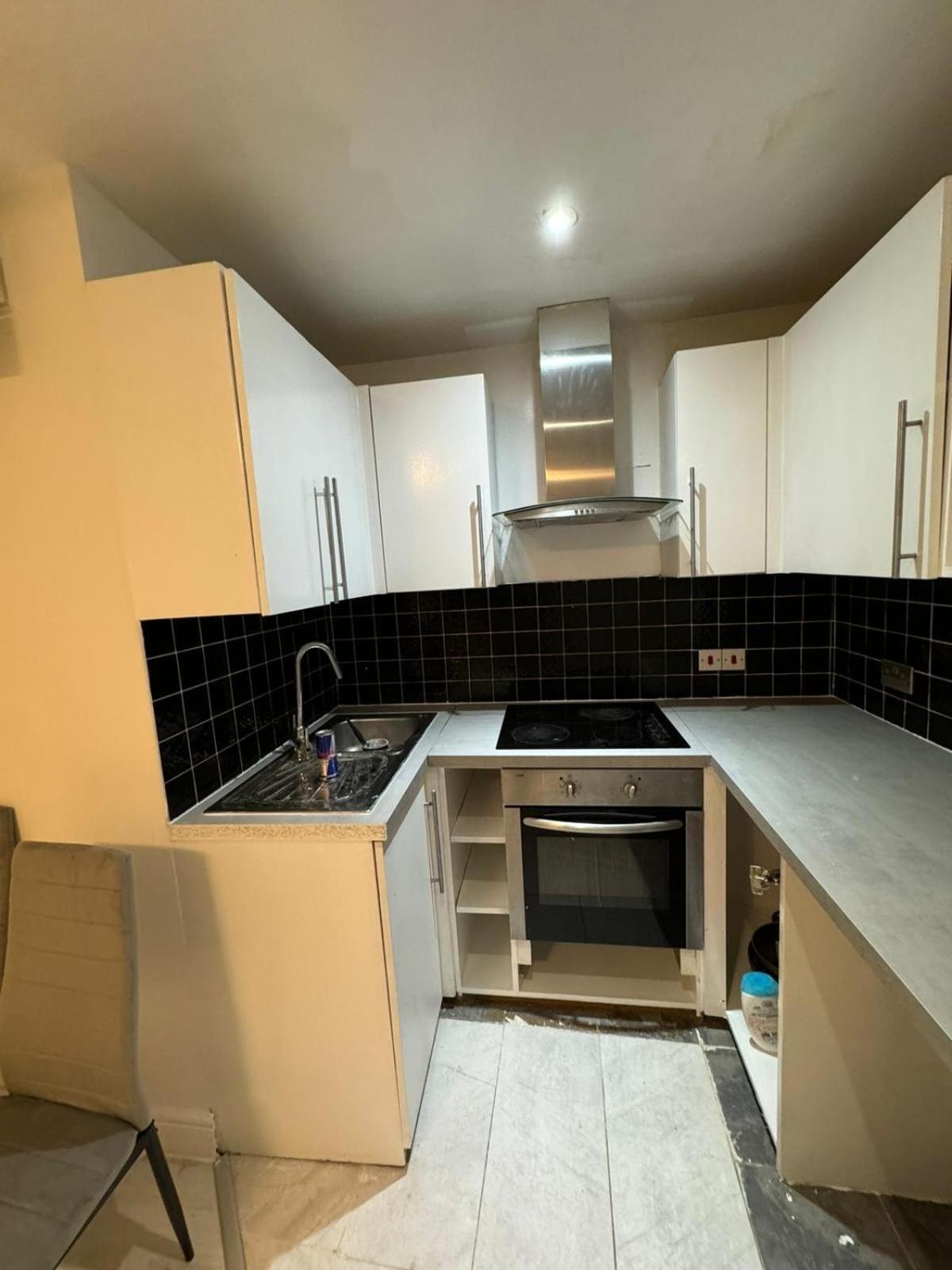 One Bedroom Flat Victoria * London