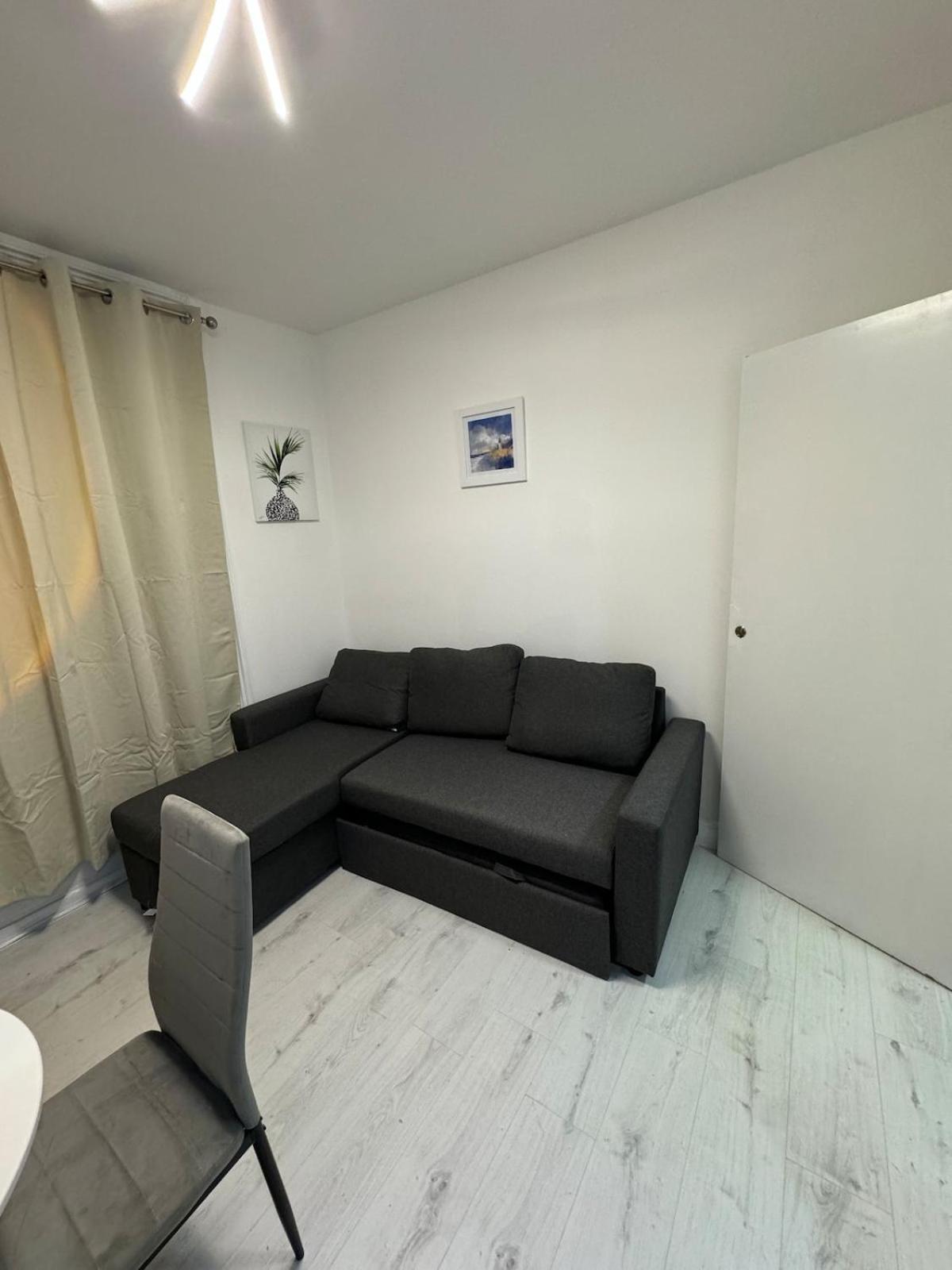 One Bedroom Flat Victoria * London