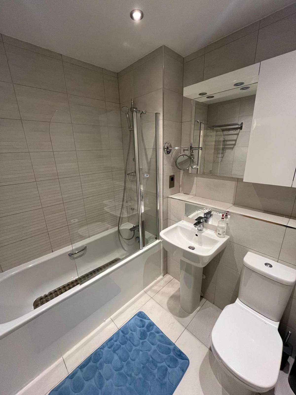 Bright And Comfy 3 Bed Apartment *