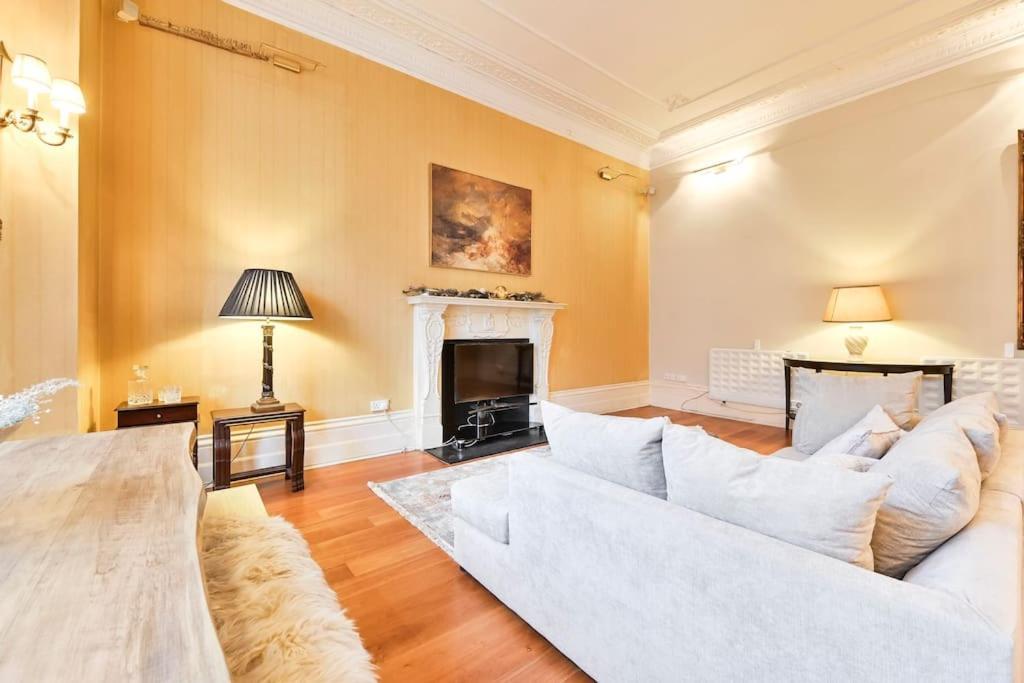 Elegant Victorian Flat Near Chelsea Embankment Apartment *