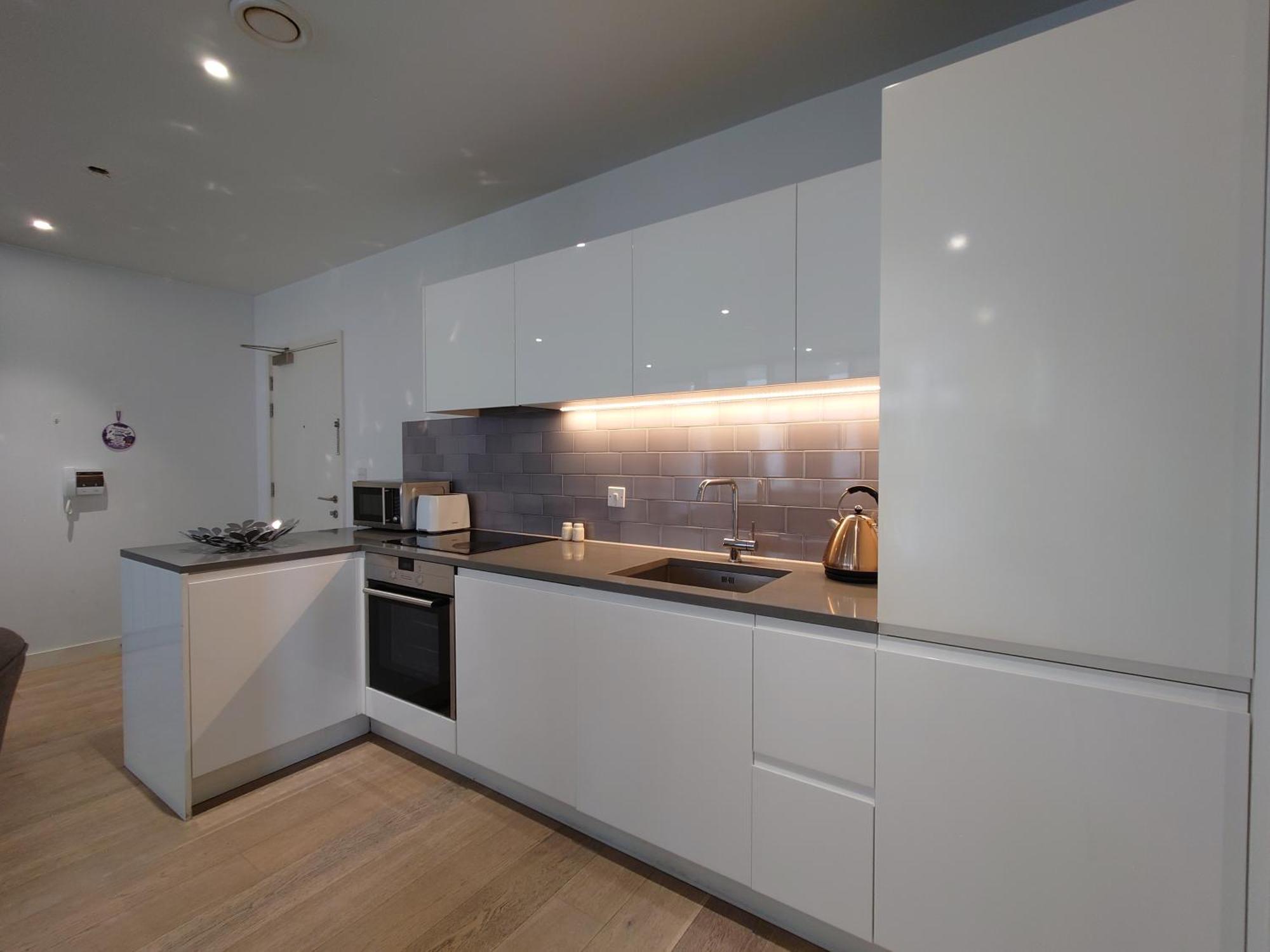 Fully Serviced One Bed In Rw Apartment *