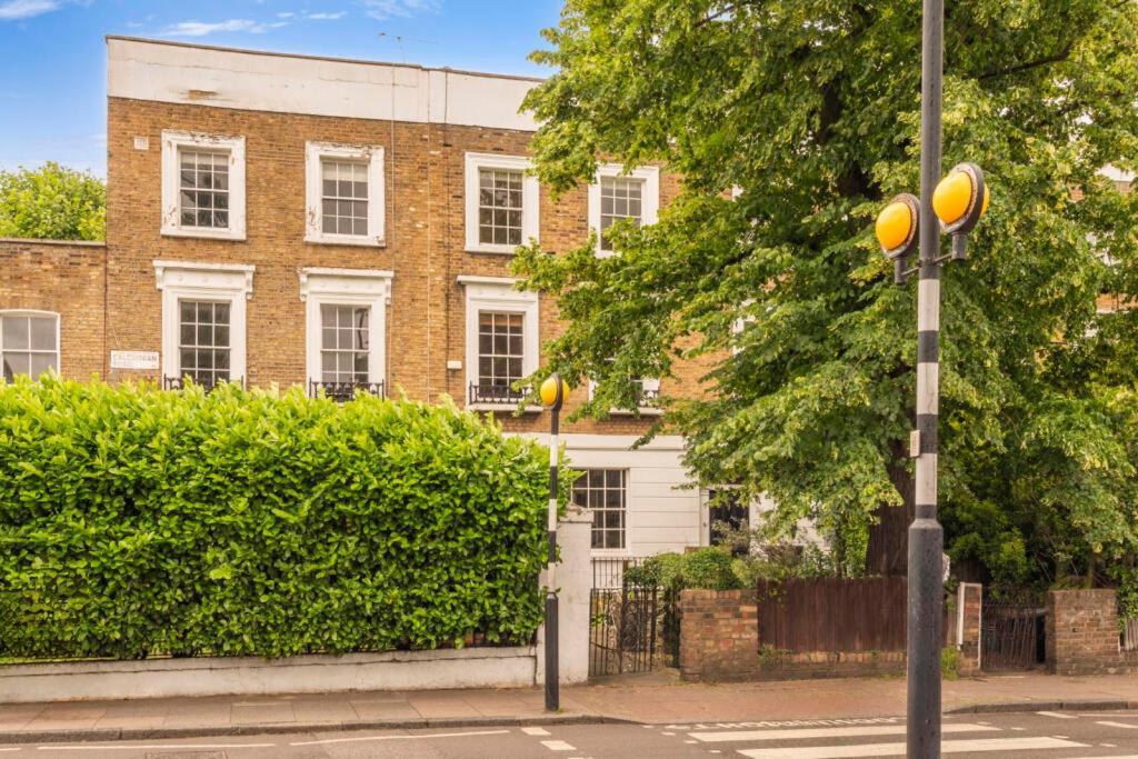 5 Bedrooms House In King's Cross Holiday home