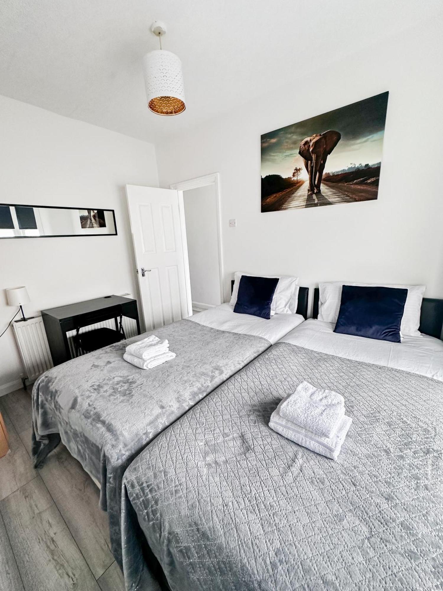 Stratford 3 Bed Garden By Dluxoria Short Lets & Serviced Greater Apartment