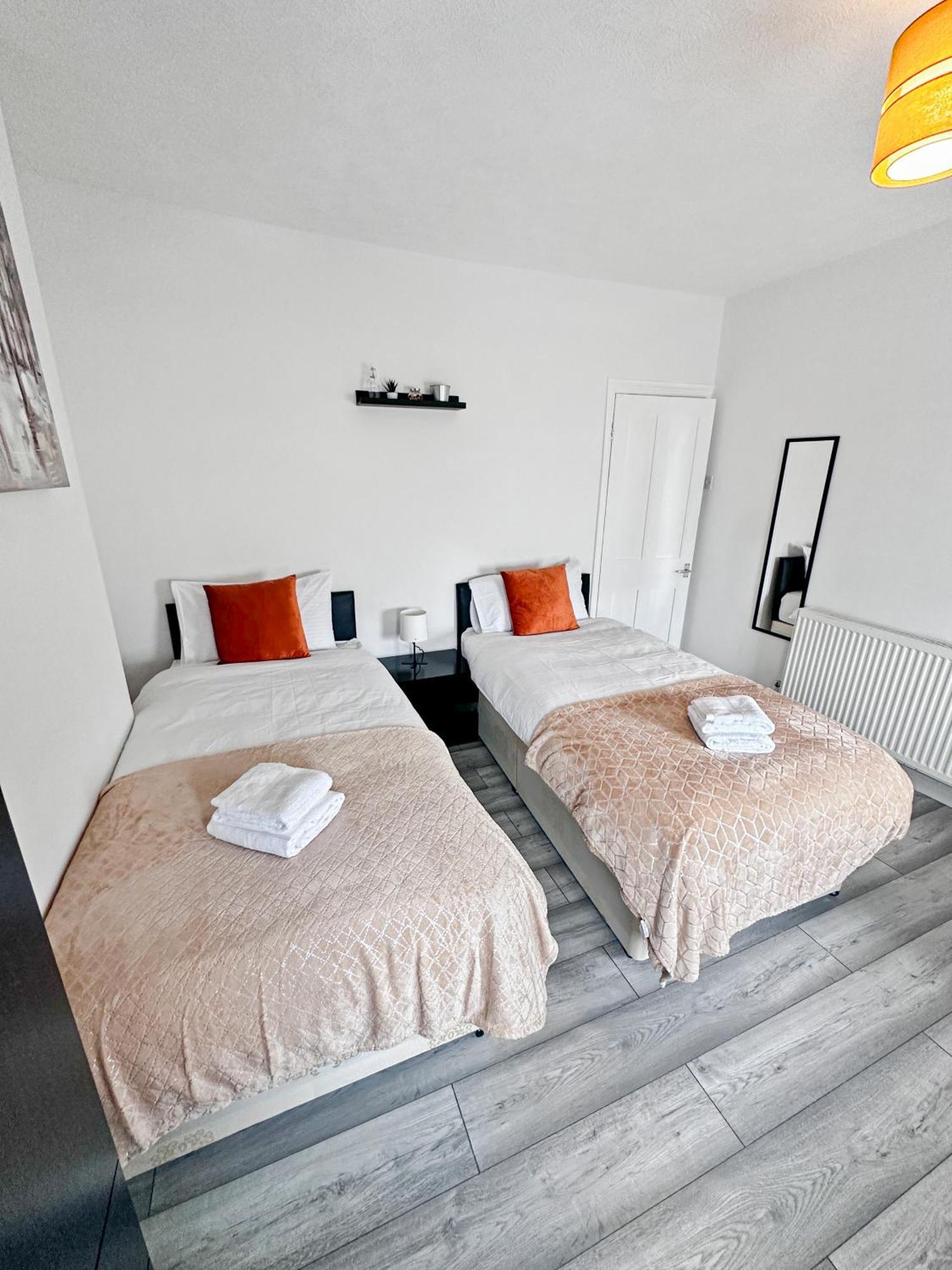 Stratford 3 Bed Garden By Dluxoria Short Lets & Serviced Greater
