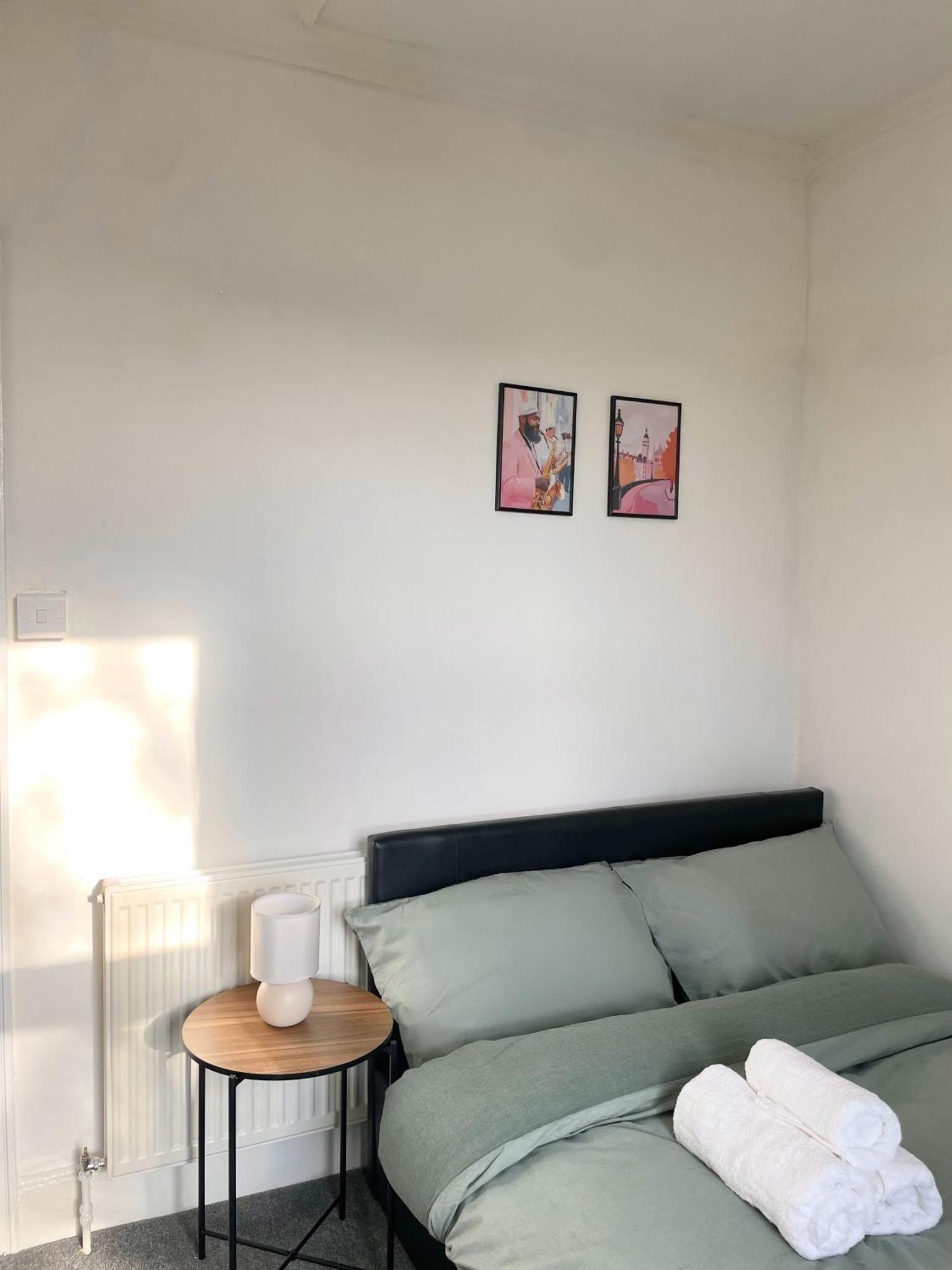 Gjestgiverier Cosy Double A Stones Throw From Wembley Stadium *