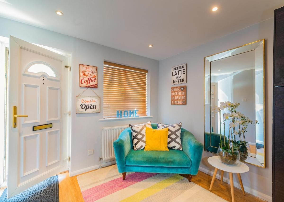 Great Large 4bed House Near Tube Sleeps 7 -perfect For Holiday home