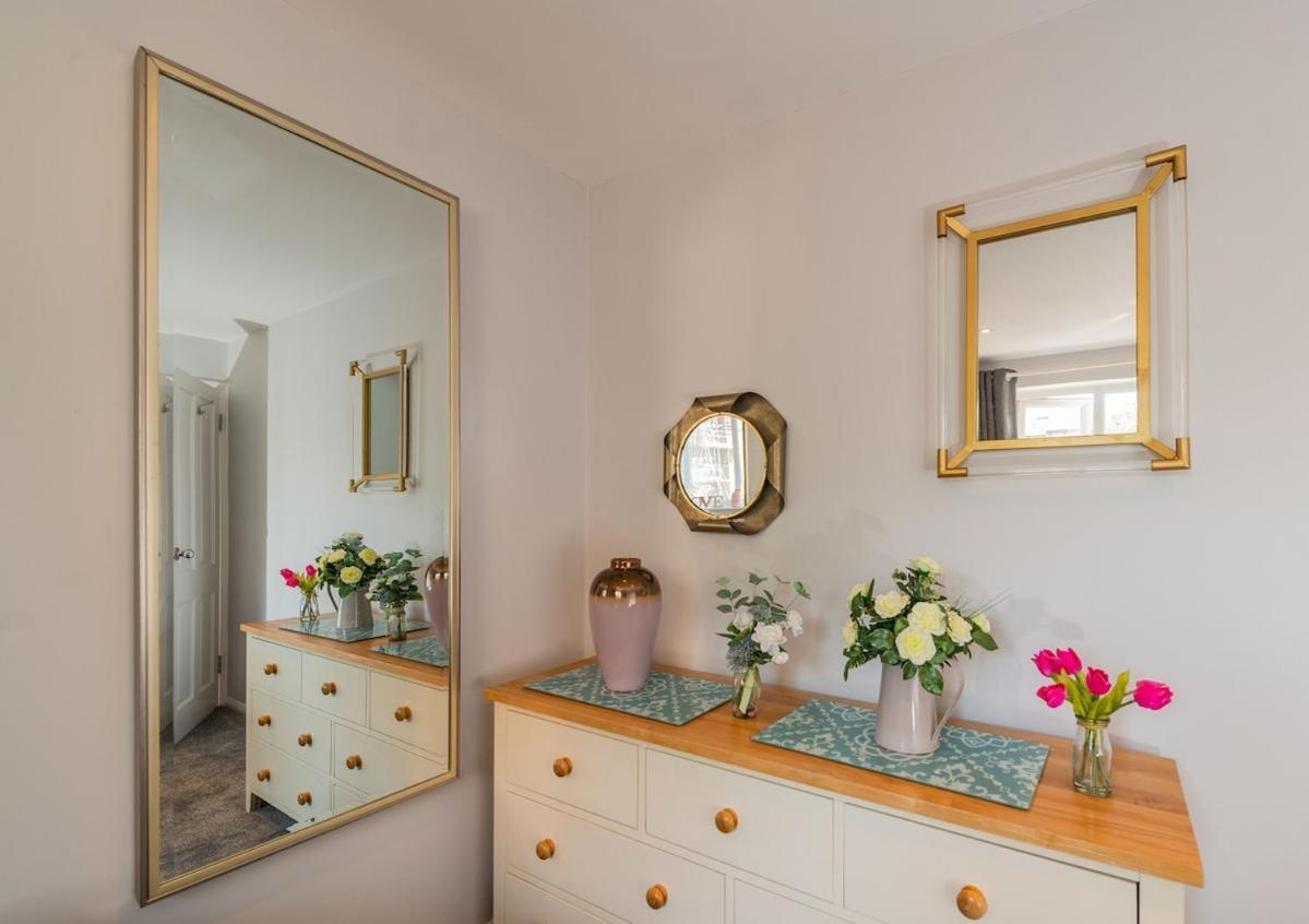 Great Large 4bed House Near Tube Sleeps 7 -perfect For Holiday home *