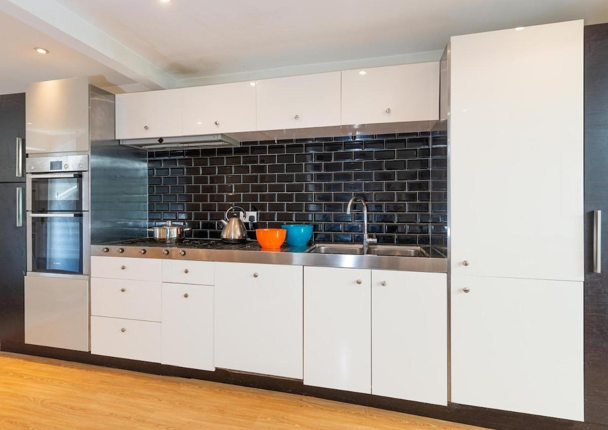 Great Large 4bed House Near Tube Sleeps 7 -perfect For