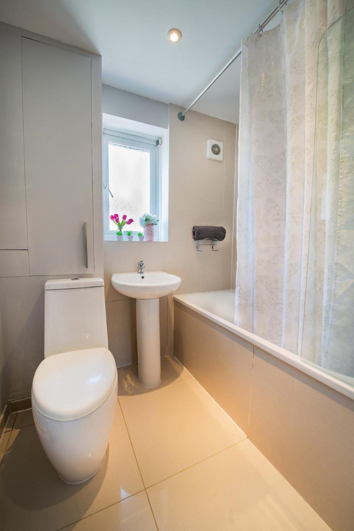 Holiday home Great Large 4bed House Near Tube Sleeps 7 -perfect For *