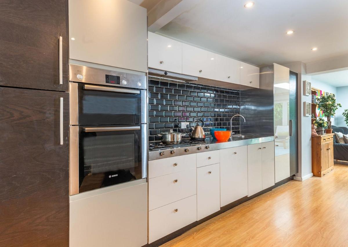 Great Large 4bed House Near Tube Sleeps 7 -perfect For *
