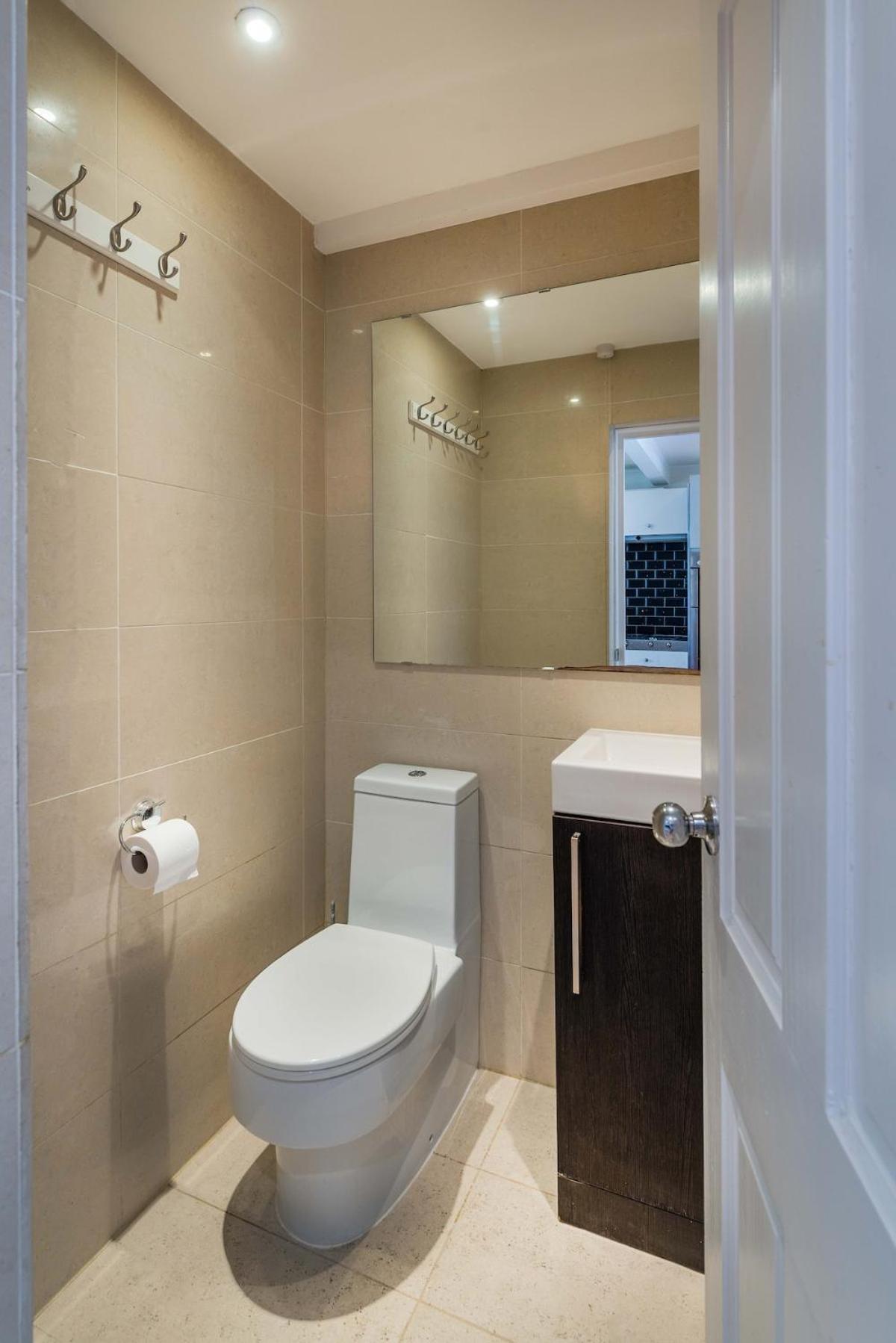 Holiday home Great Large 4bed House Near Tube Sleeps 7 -perfect For