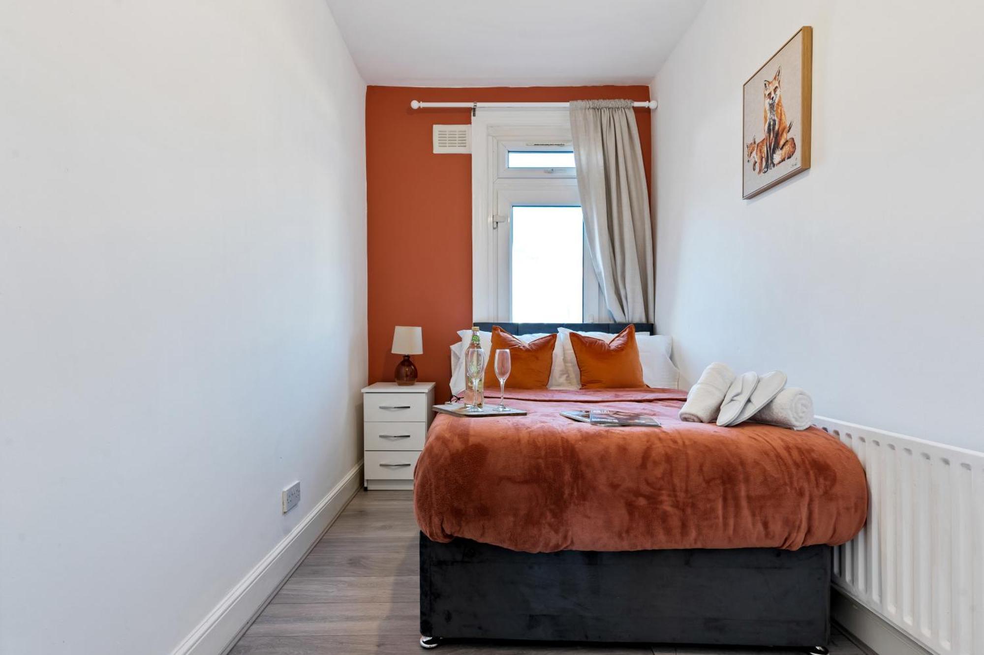 2 Bed Serviced Streatham Apartment London