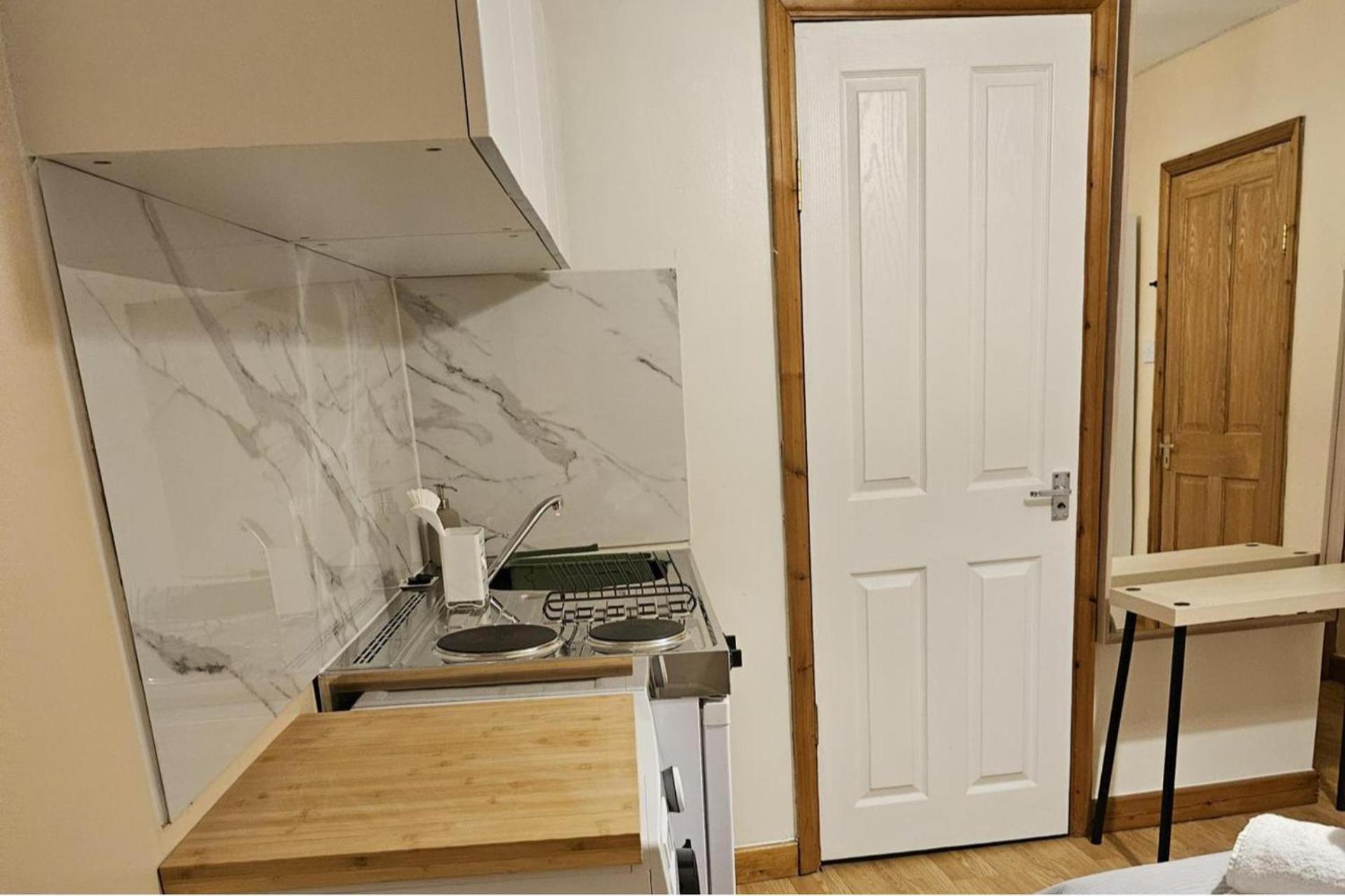 Cockfosters - - Sleeps 3 - Near Underground Apartment London
