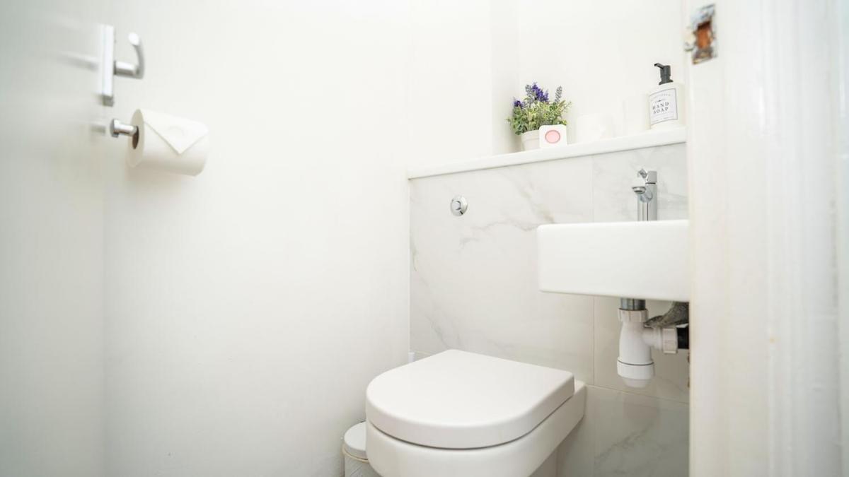 Golden Maisonette Next To Camden Town With Private Parking Leilighet London