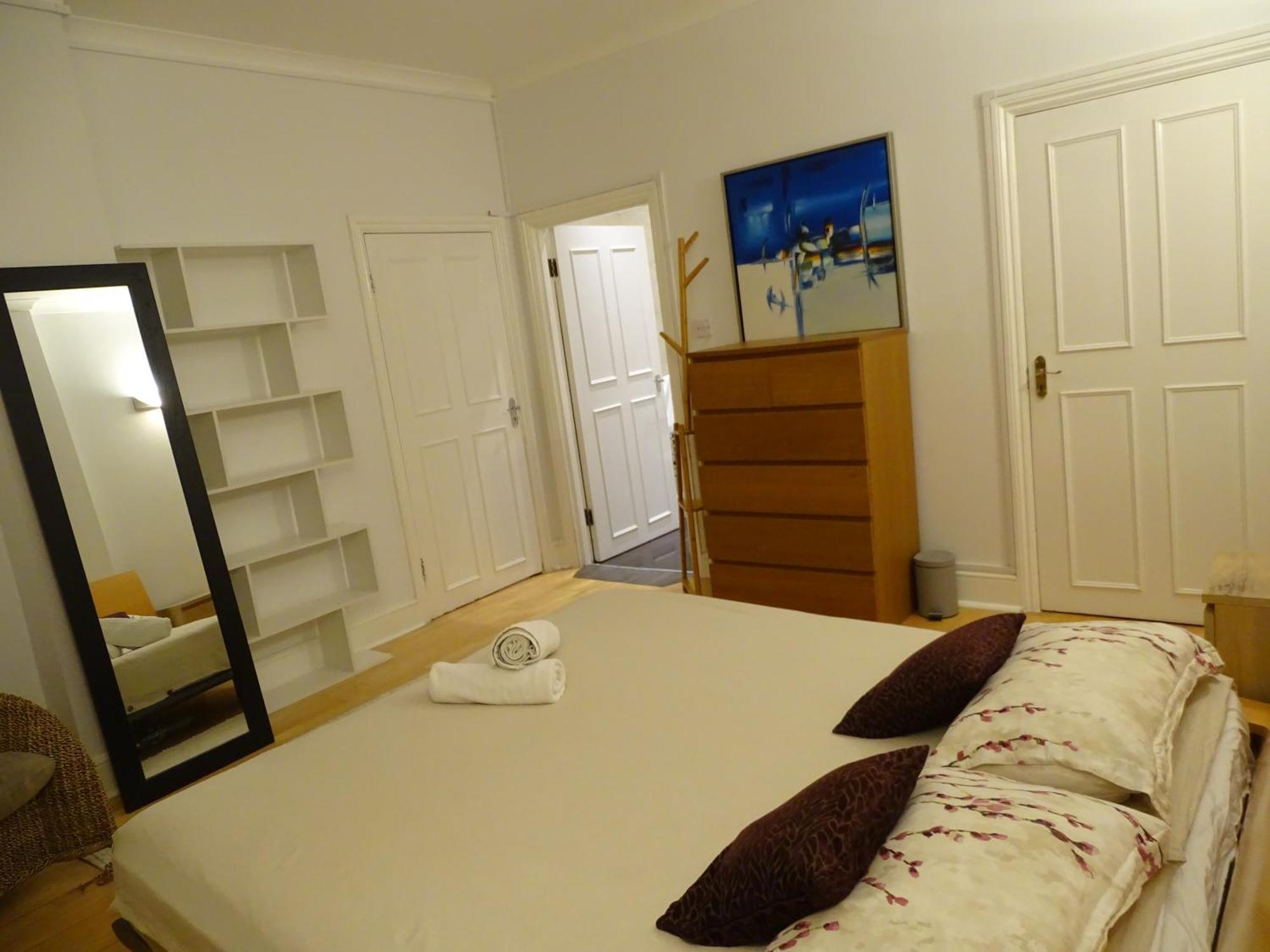 Large En-suite Hyde Park Homestay London