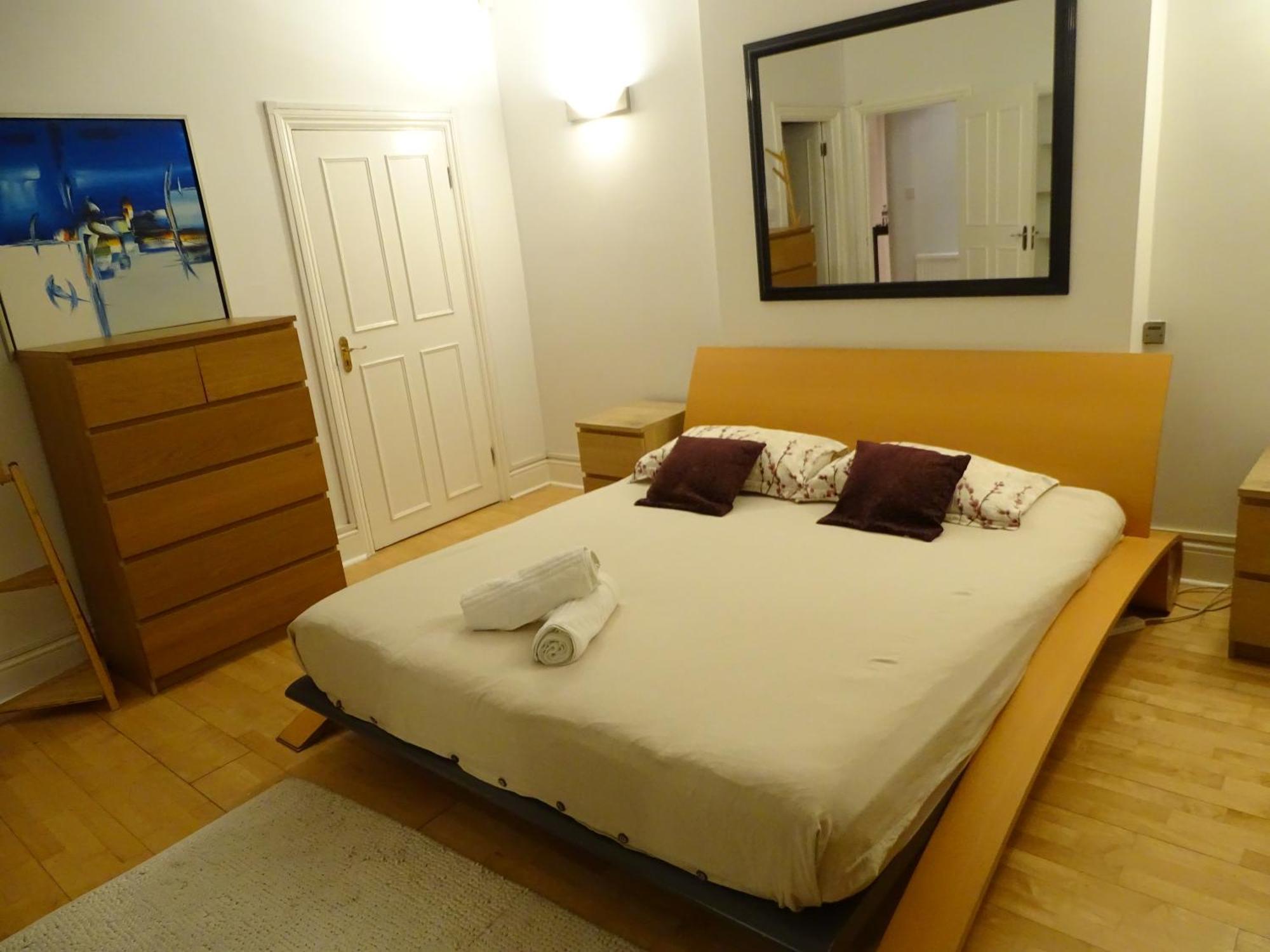 Large En-suite Hyde Park Homestay London