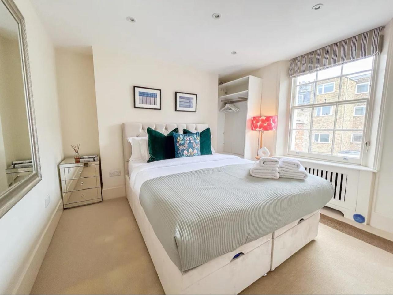 Entire 3 Bed Town House, Chelsea, Apartment *