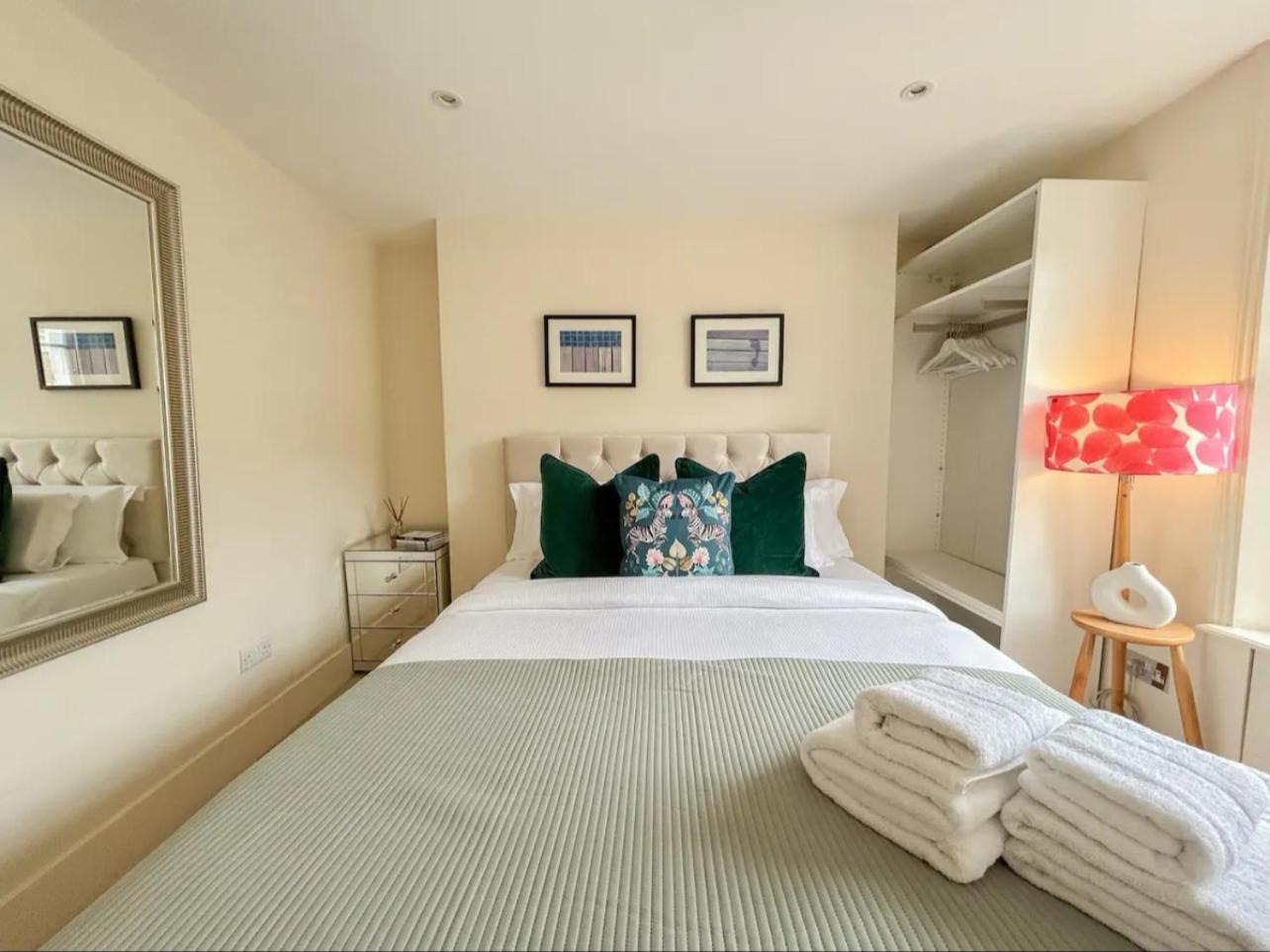 Entire 3 Bed Town House, Chelsea, *