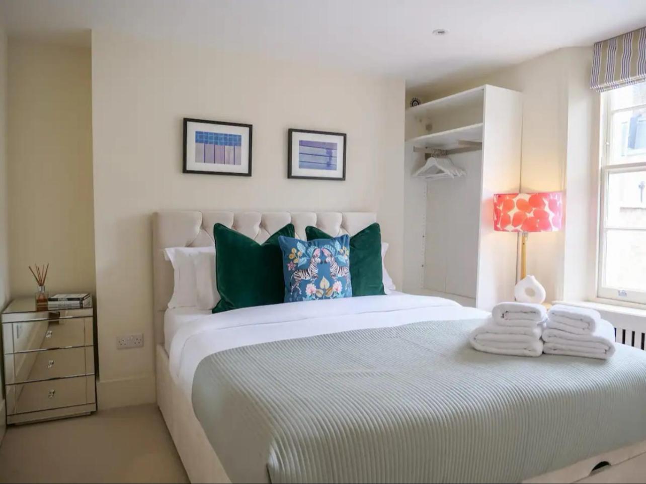 Apartment Entire 3 Bed Town House, Chelsea, *